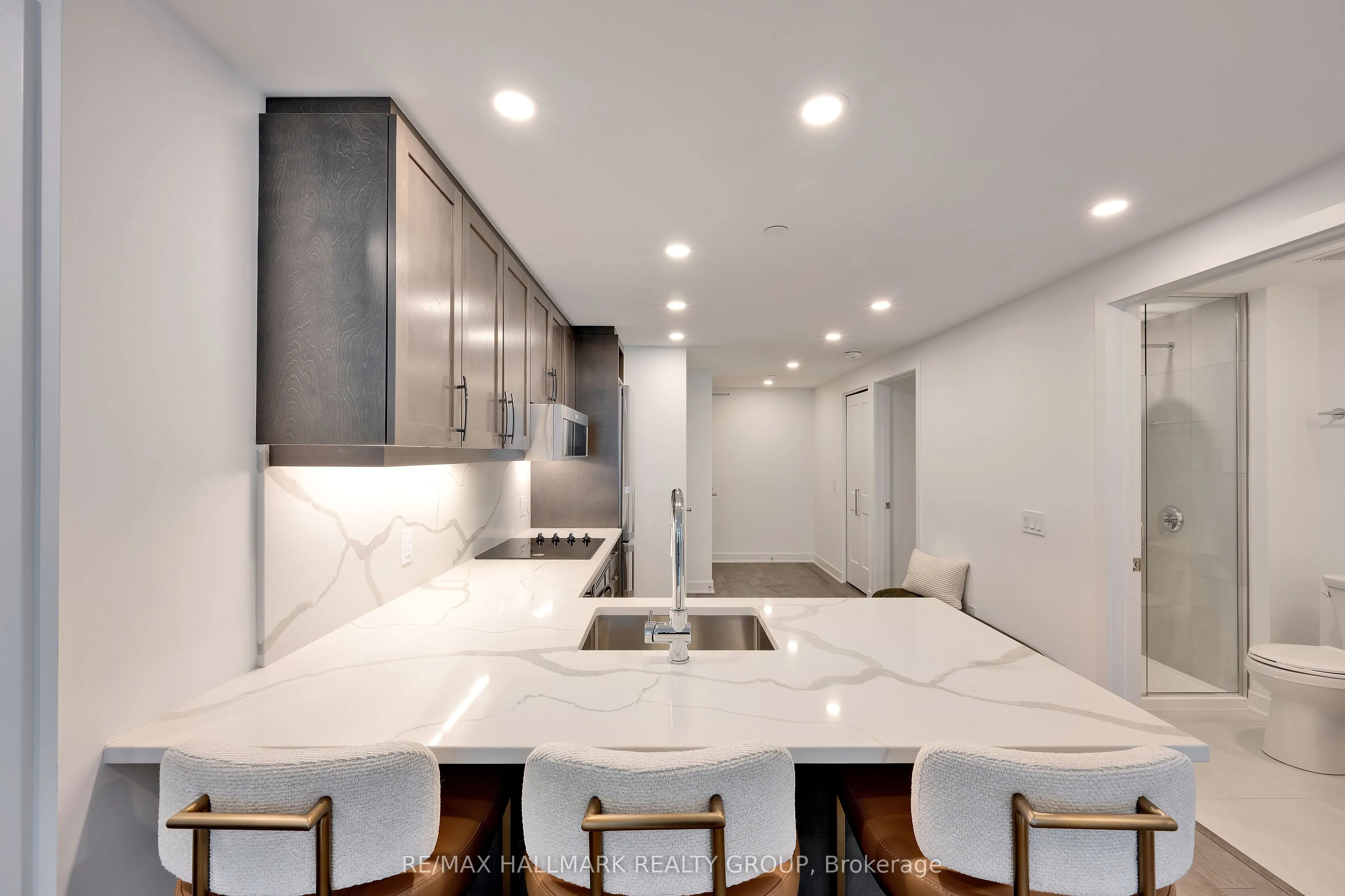 340 Queen Street #401
