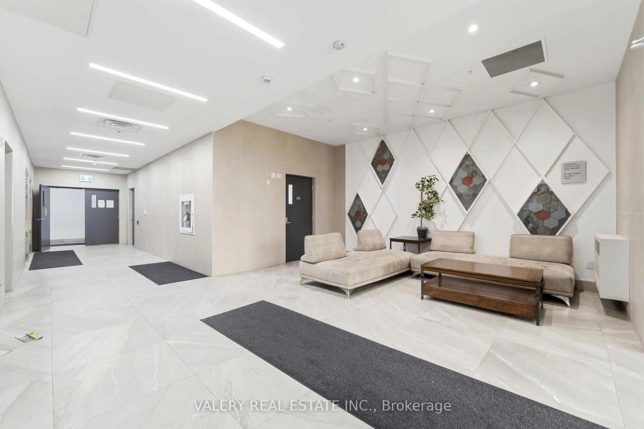 1 Wellington Street #717