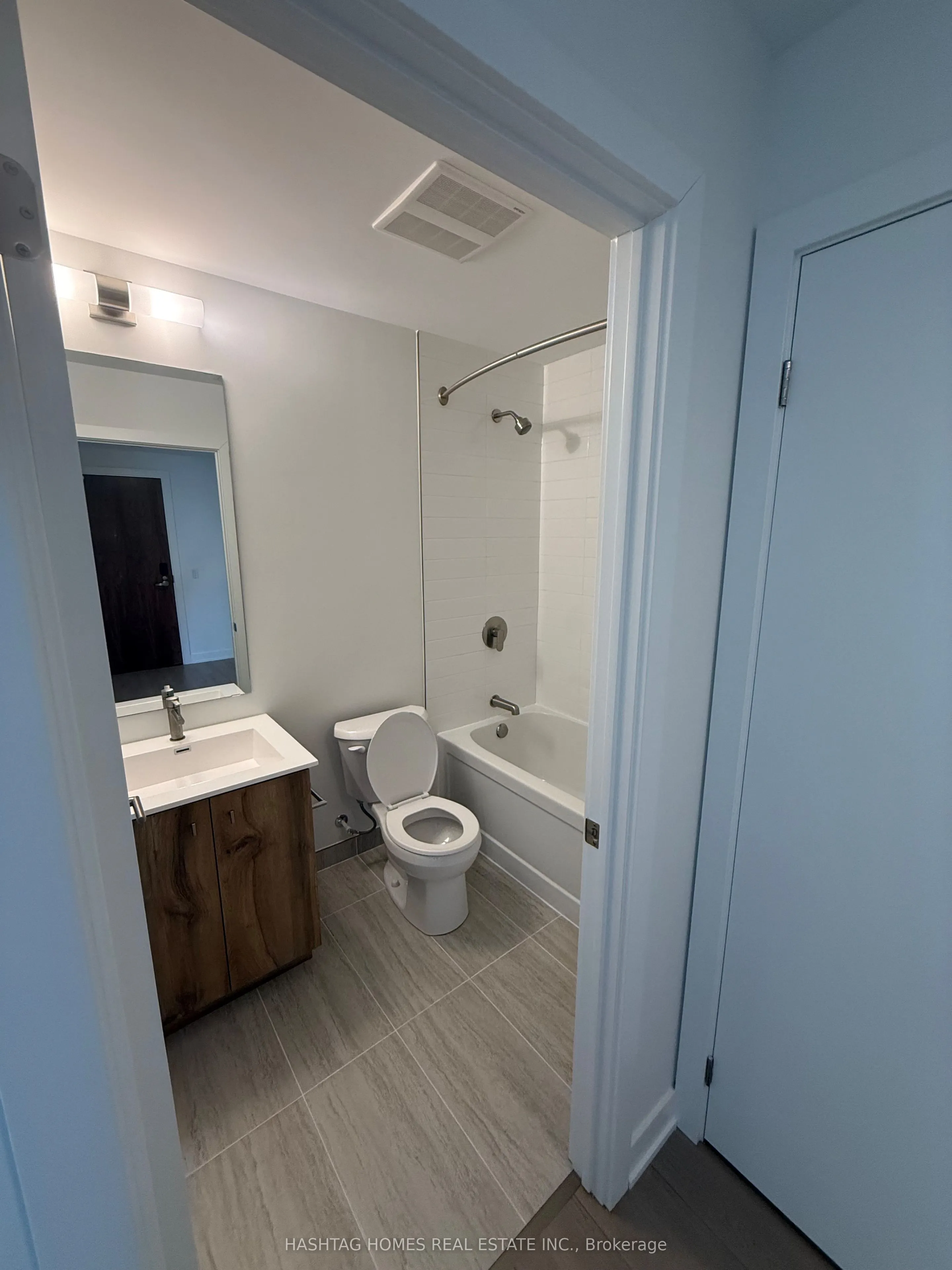 25 Wellington Street #810