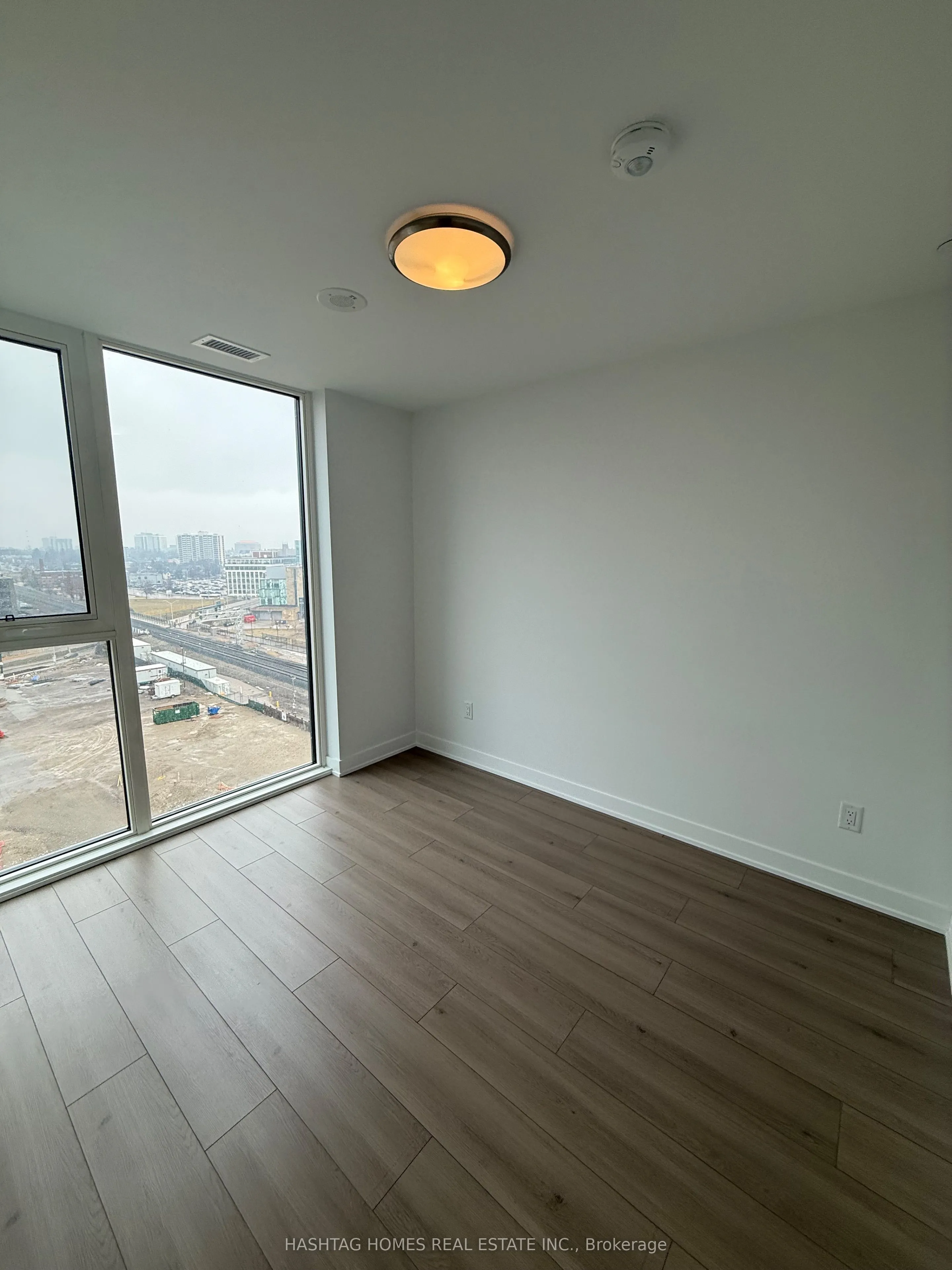 25 Wellington Street #810