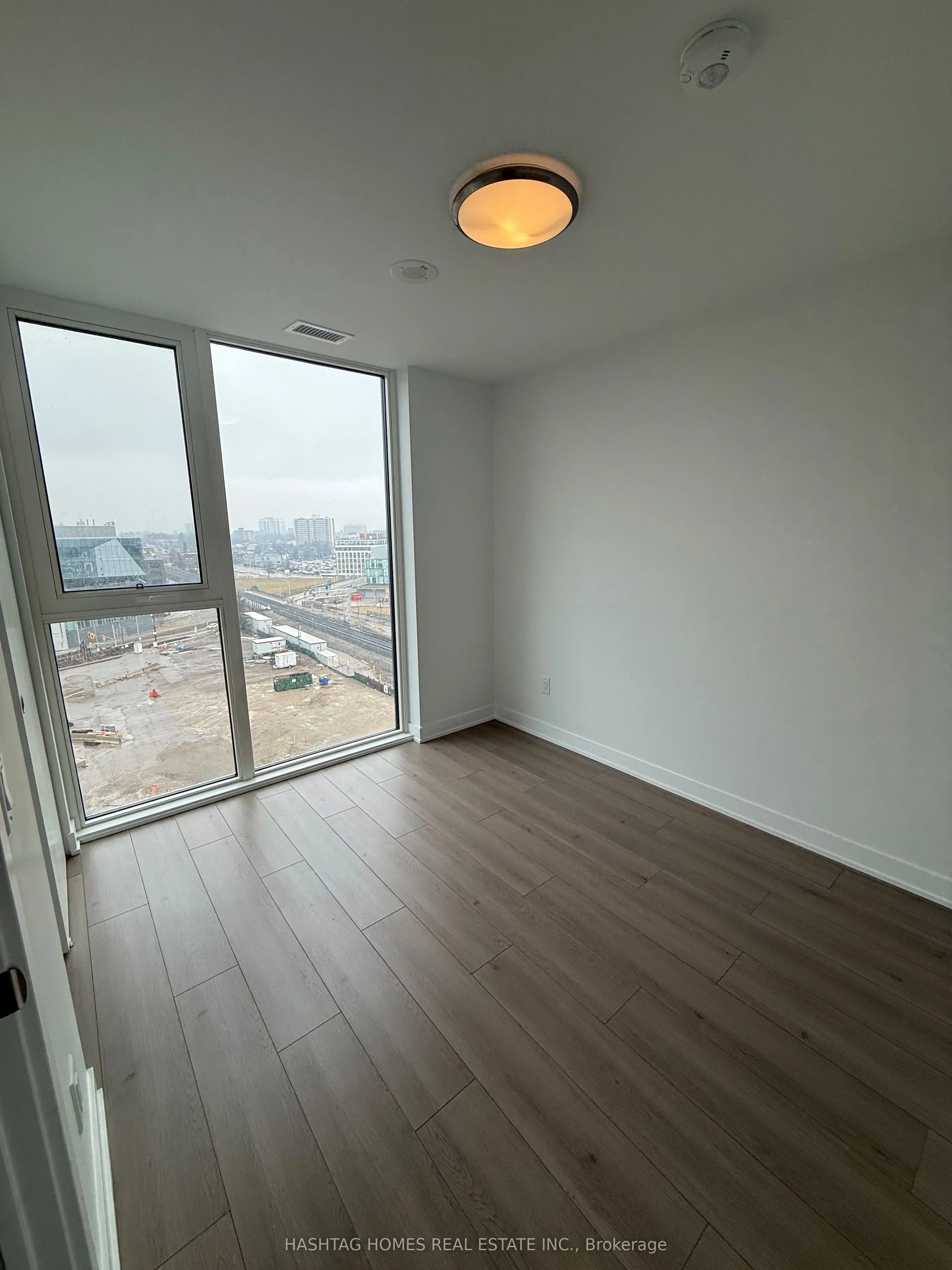 25 Wellington Street #810