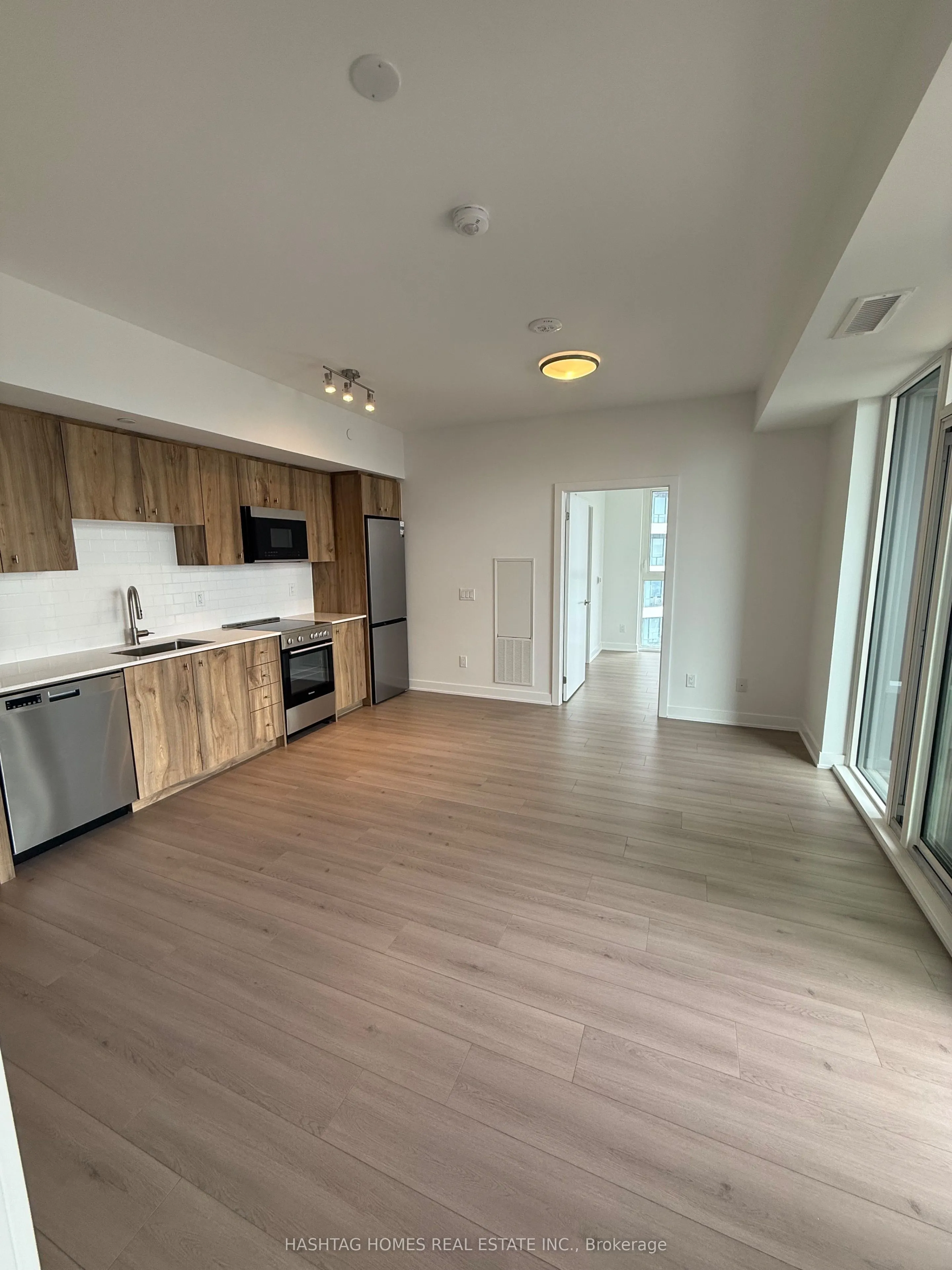 25 Wellington Street #810