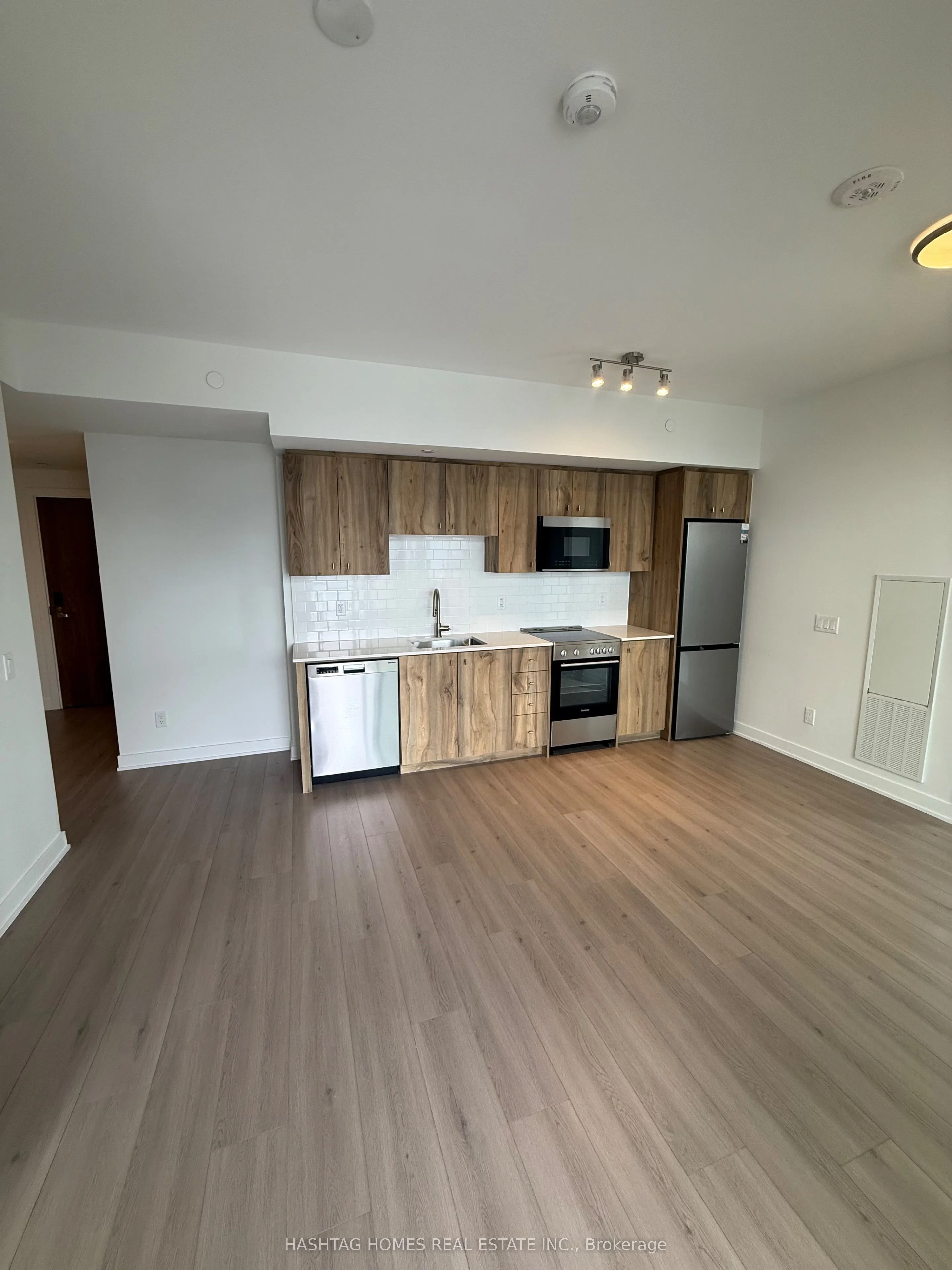25 Wellington Street #810