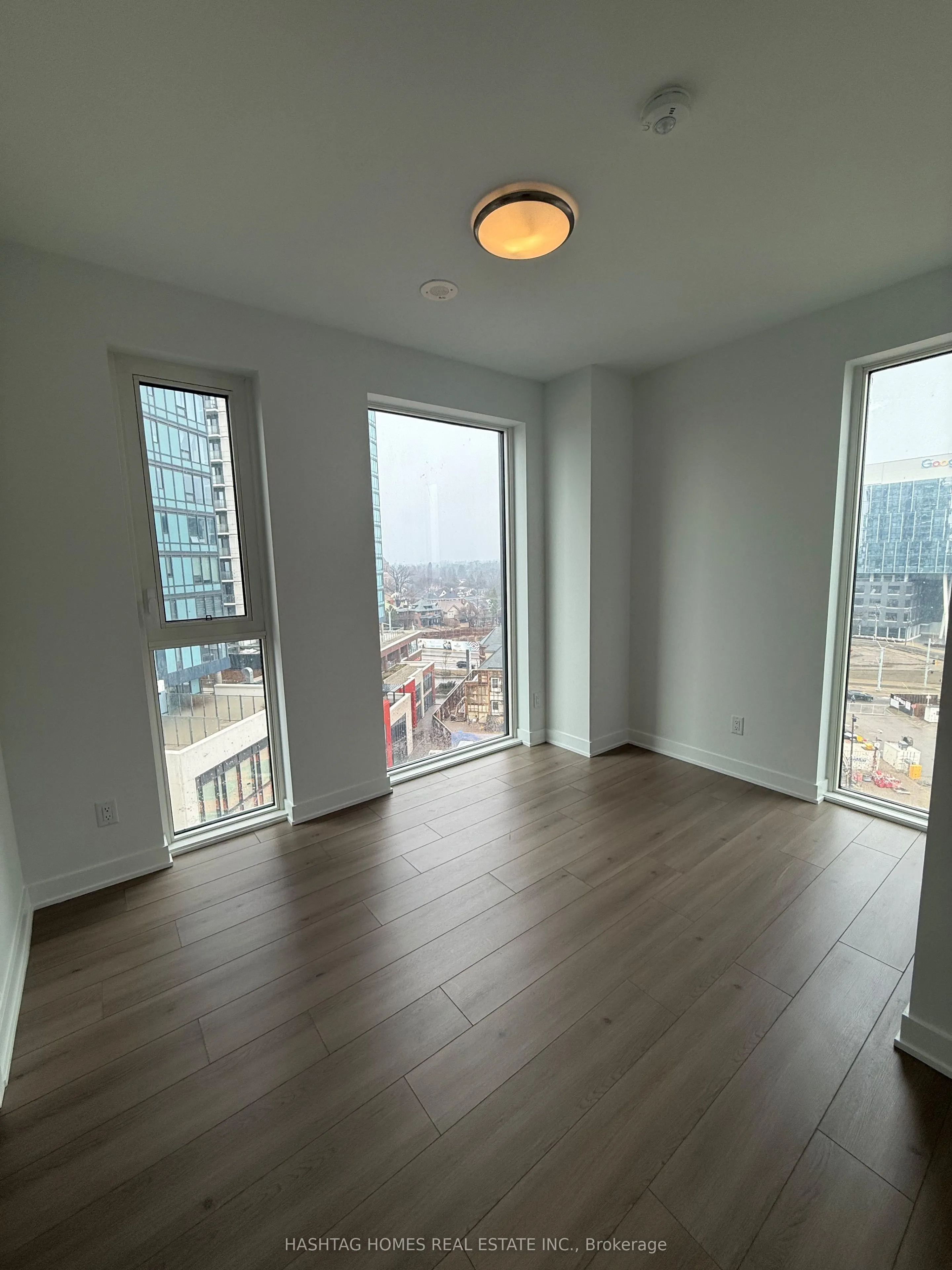 25 Wellington Street #810
