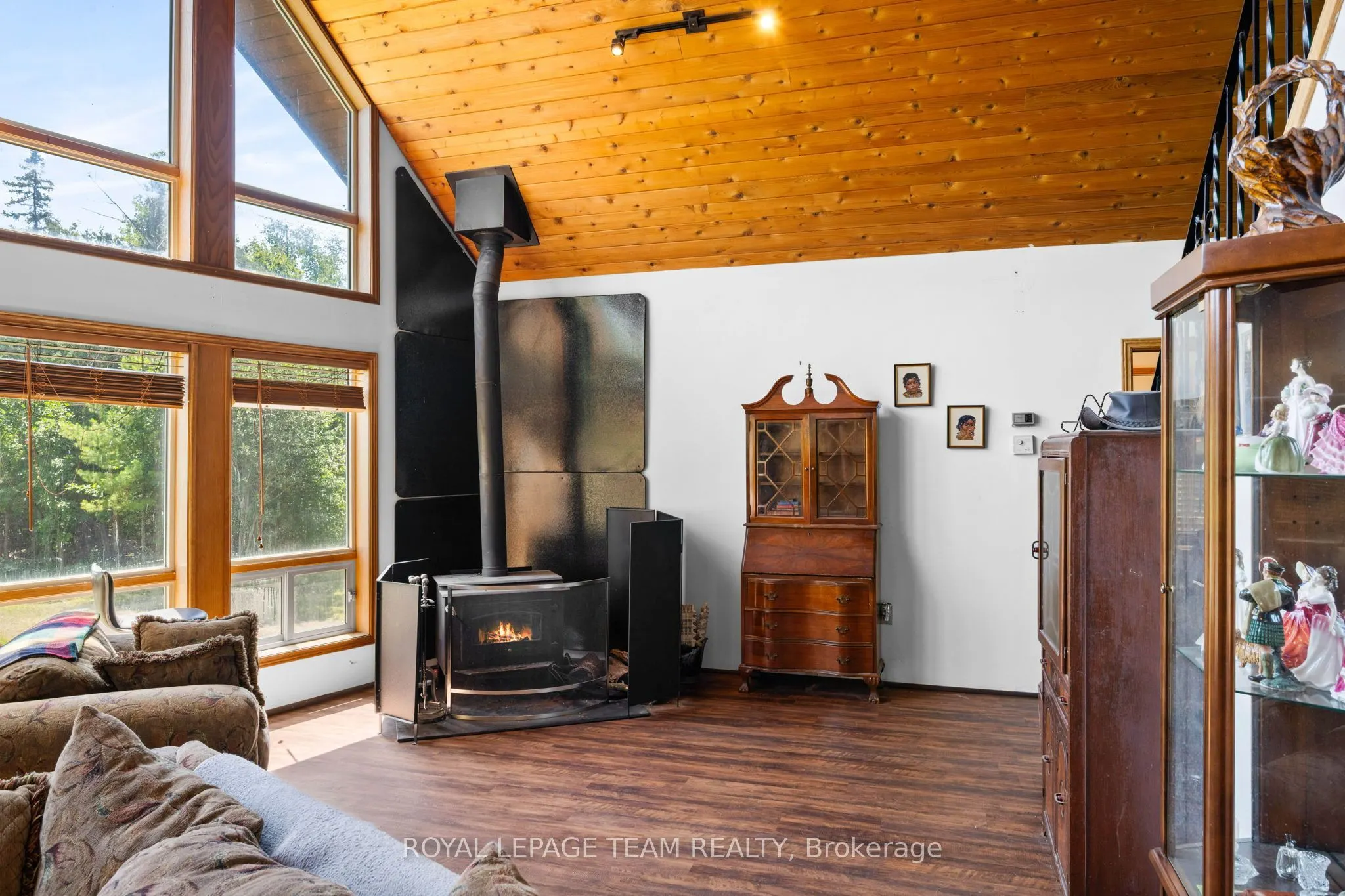 4984 Dunrobin Road