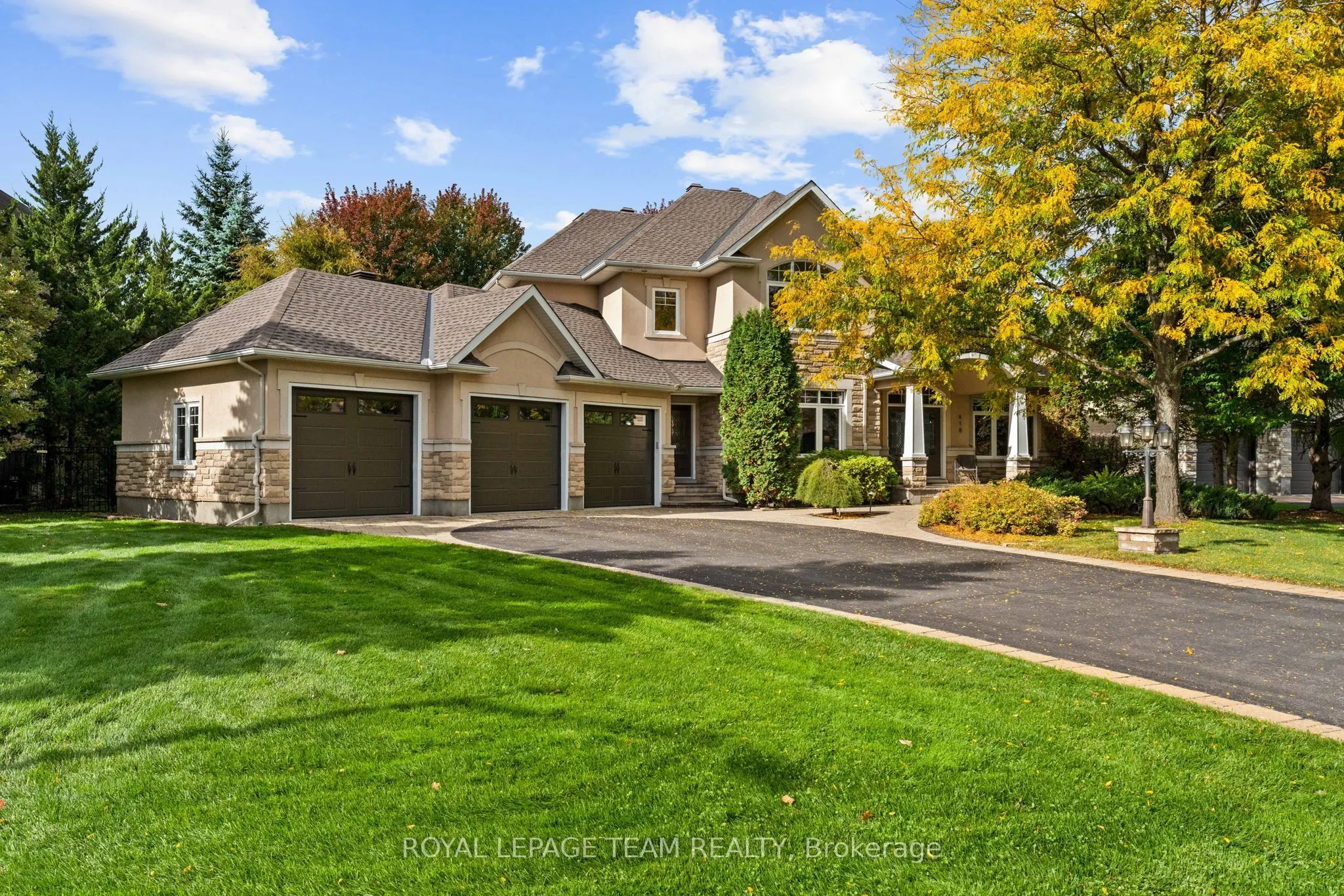 418 Lockmaster Crescent