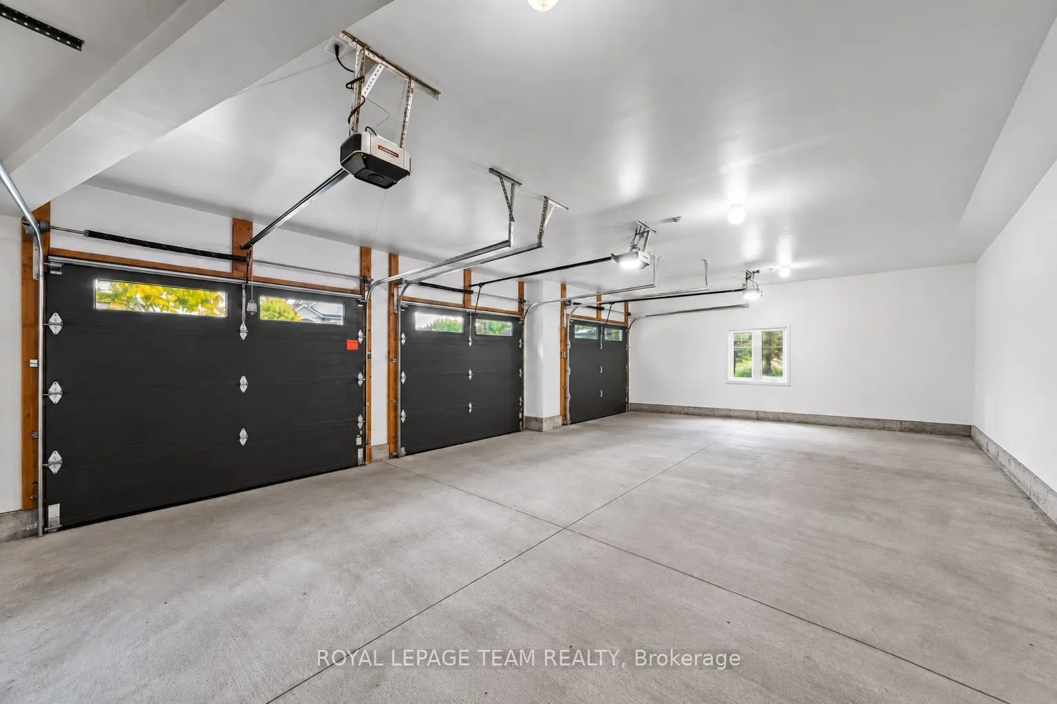 418 Lockmaster Crescent