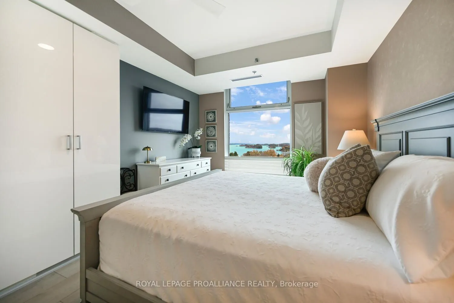 15 St Andrew Street E #1004