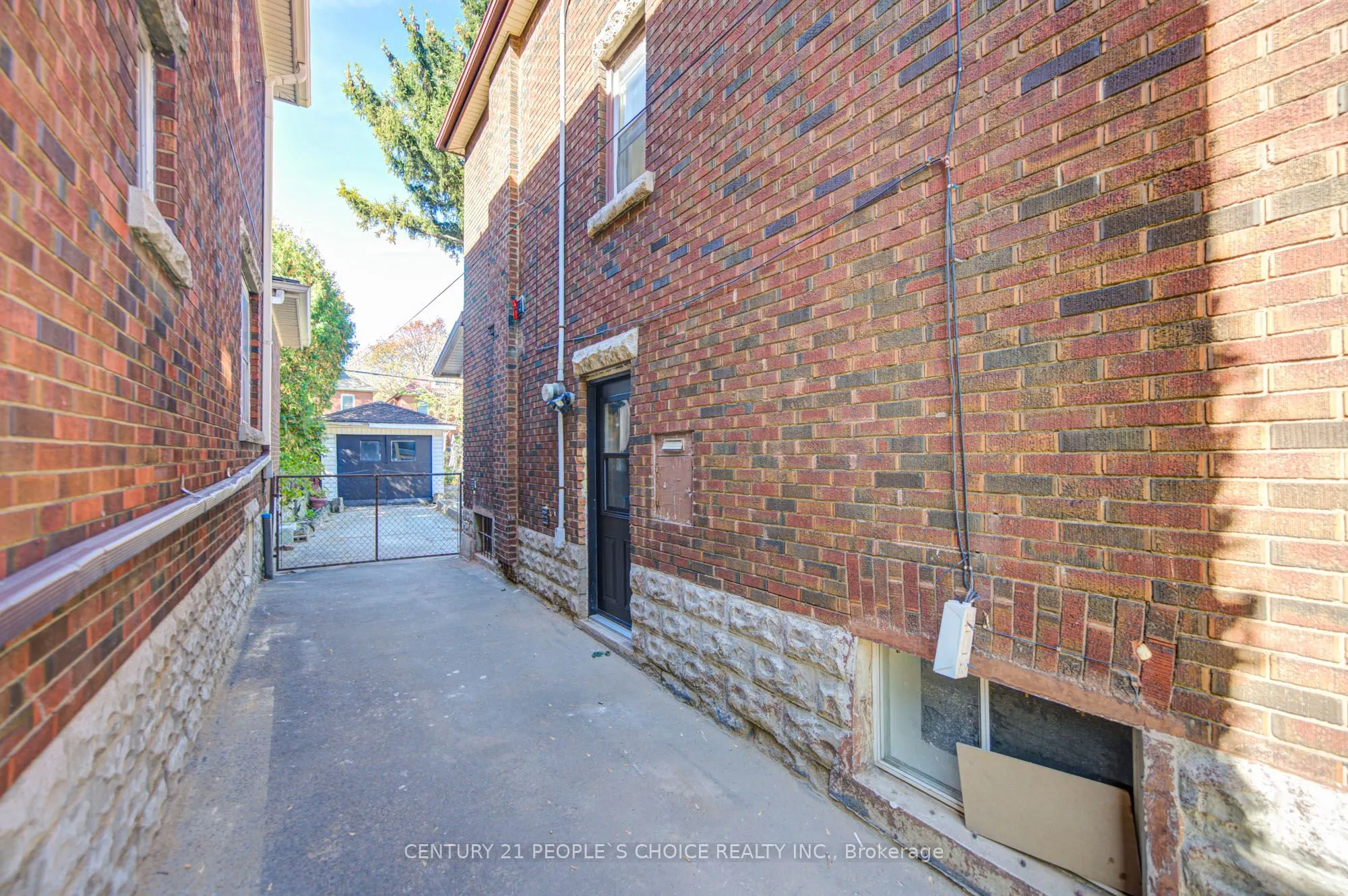 176 London Street S