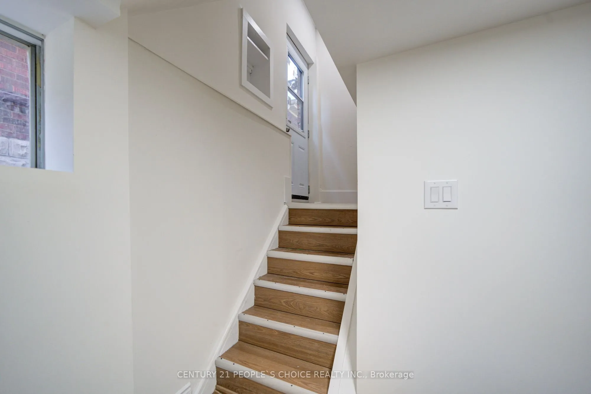 176 London Street S