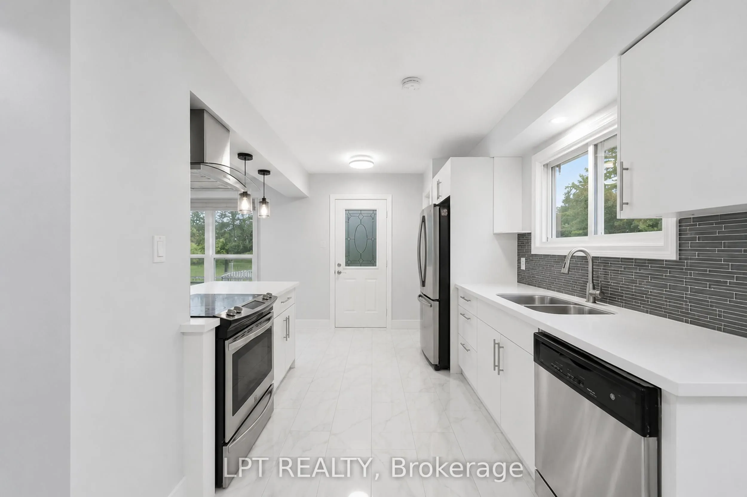 208 Deveron Crescent