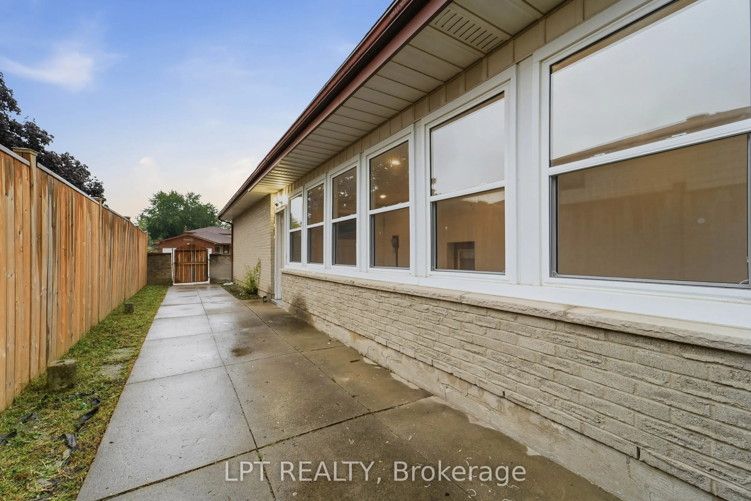 208 Deveron Crescent