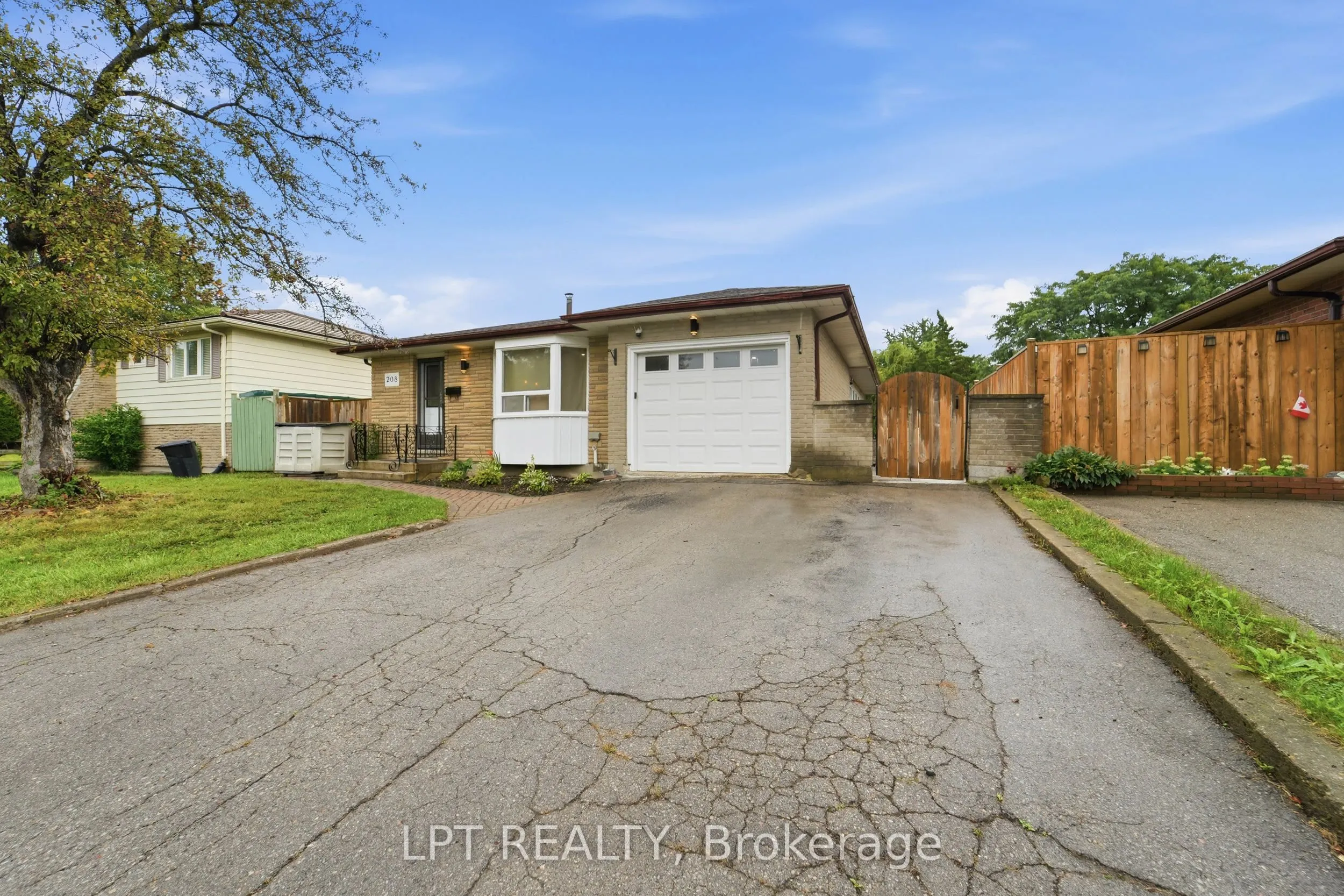 208 Deveron Crescent