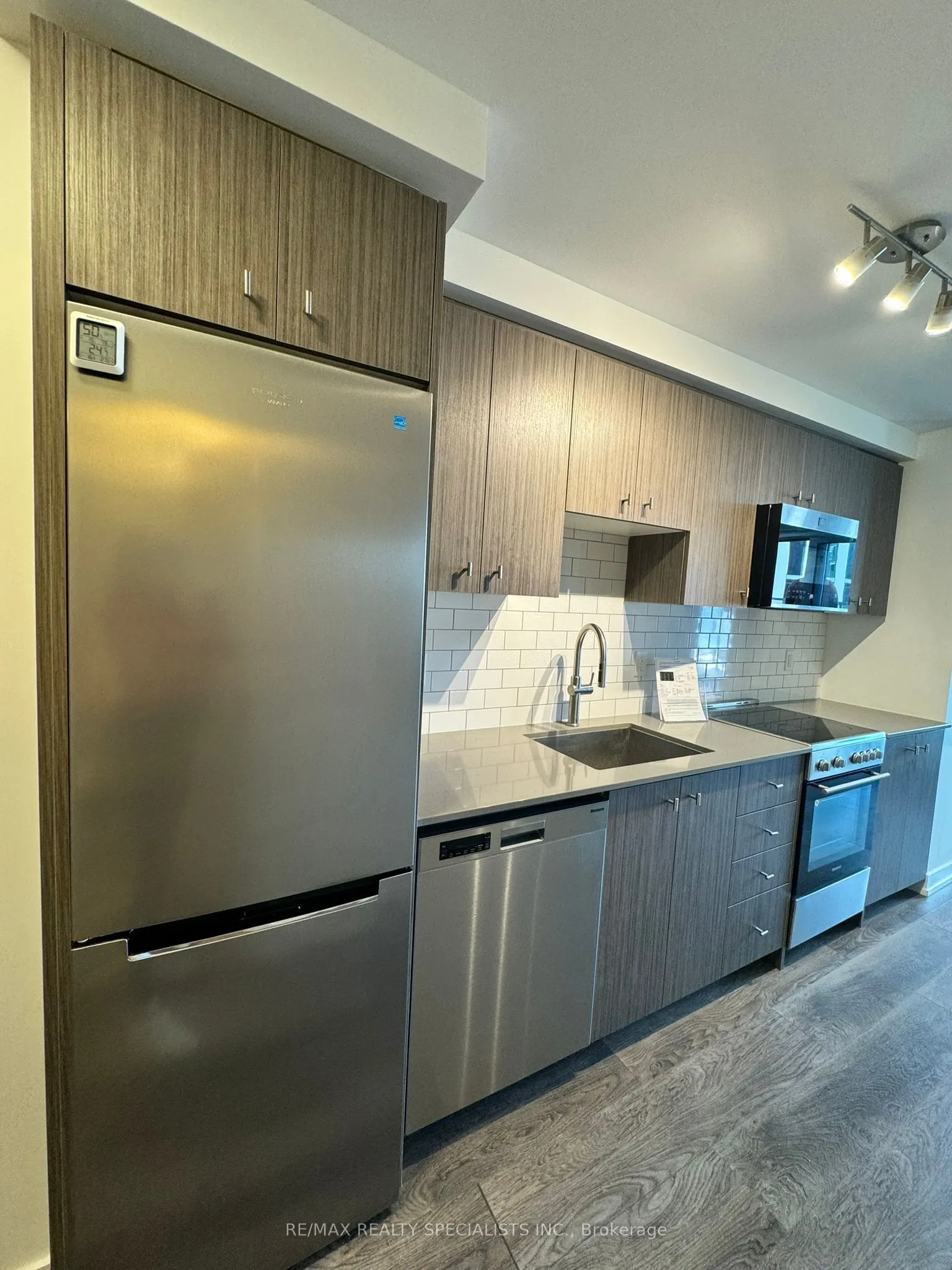 15 Wellington Street #405