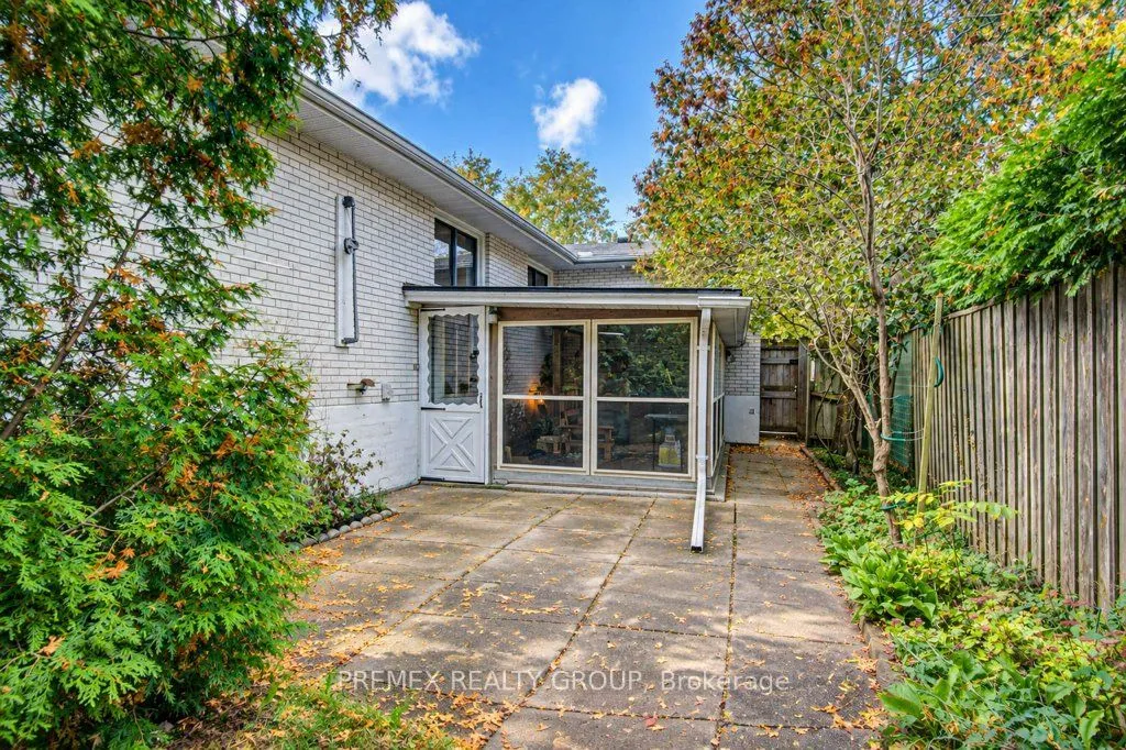22 Clarke Street W