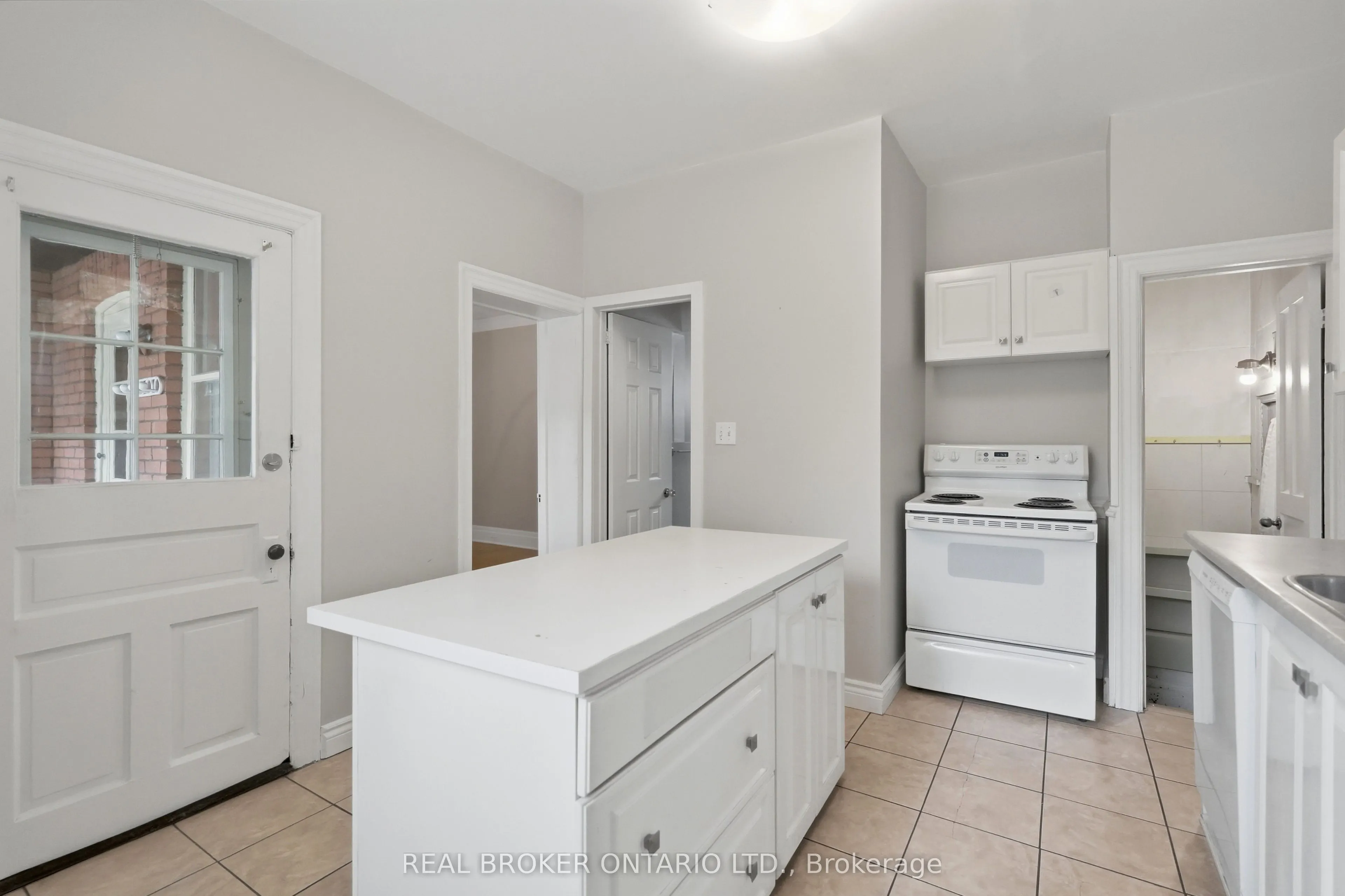 418 Main Street W