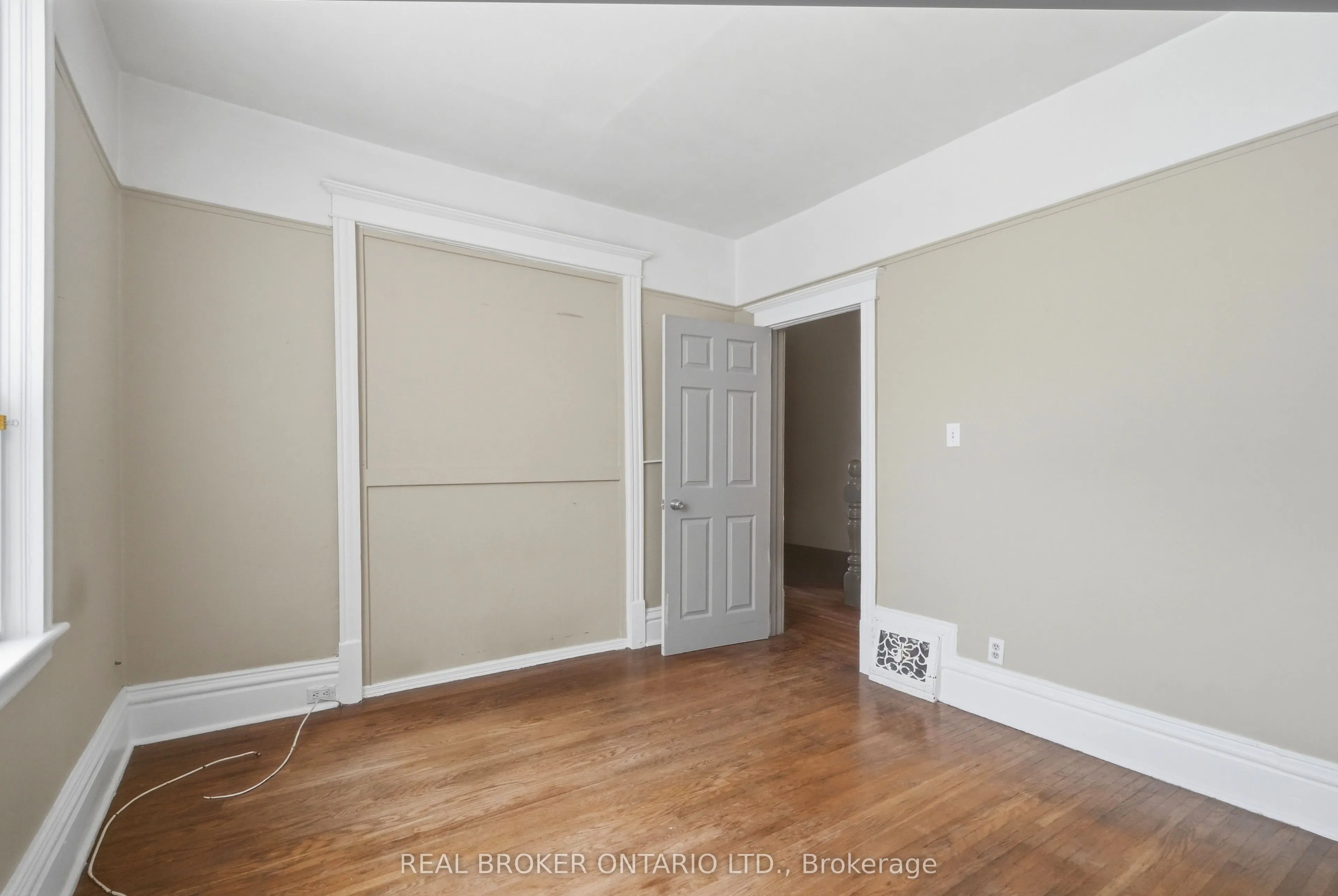 418 Main Street W