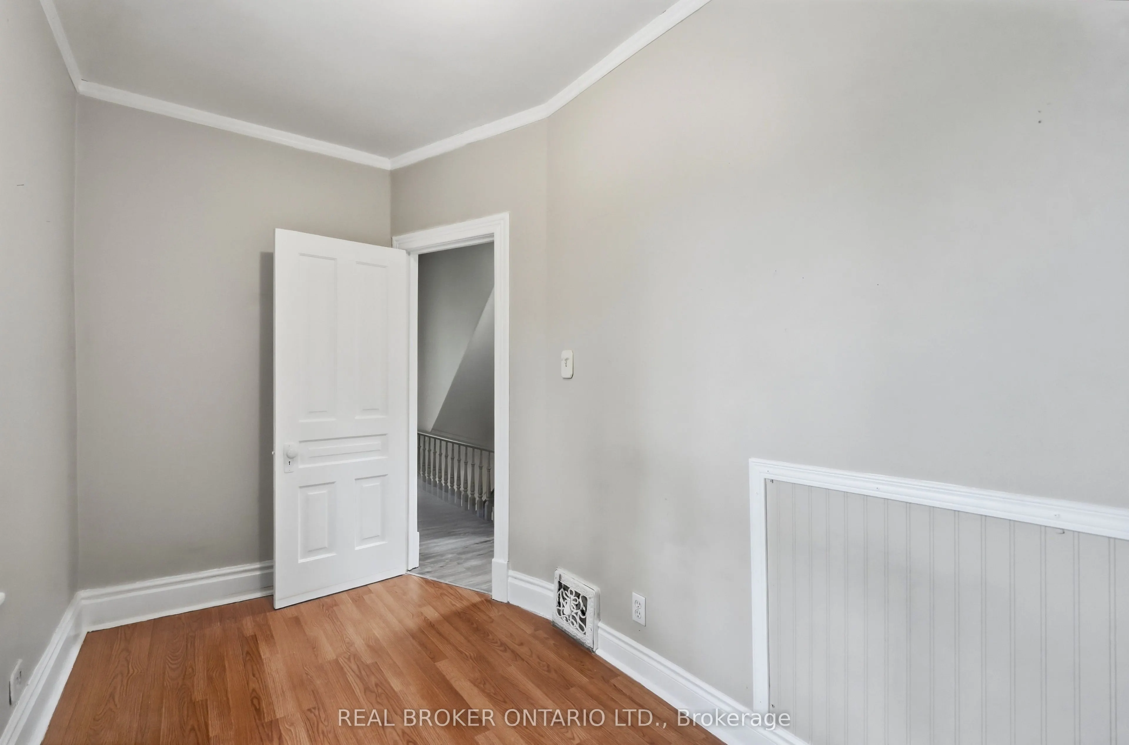 418 Main Street W