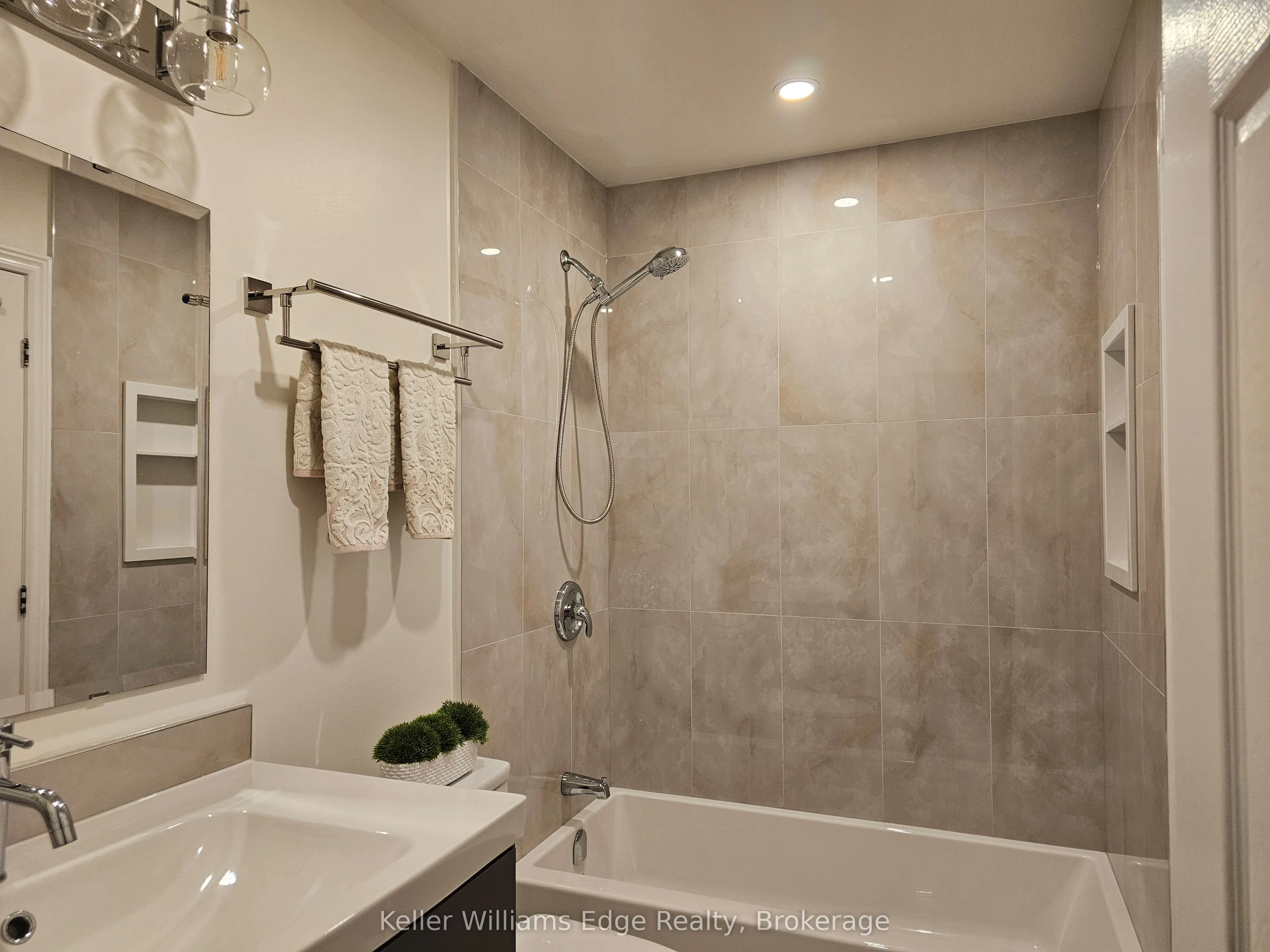 46 Sunnycroft Court W
