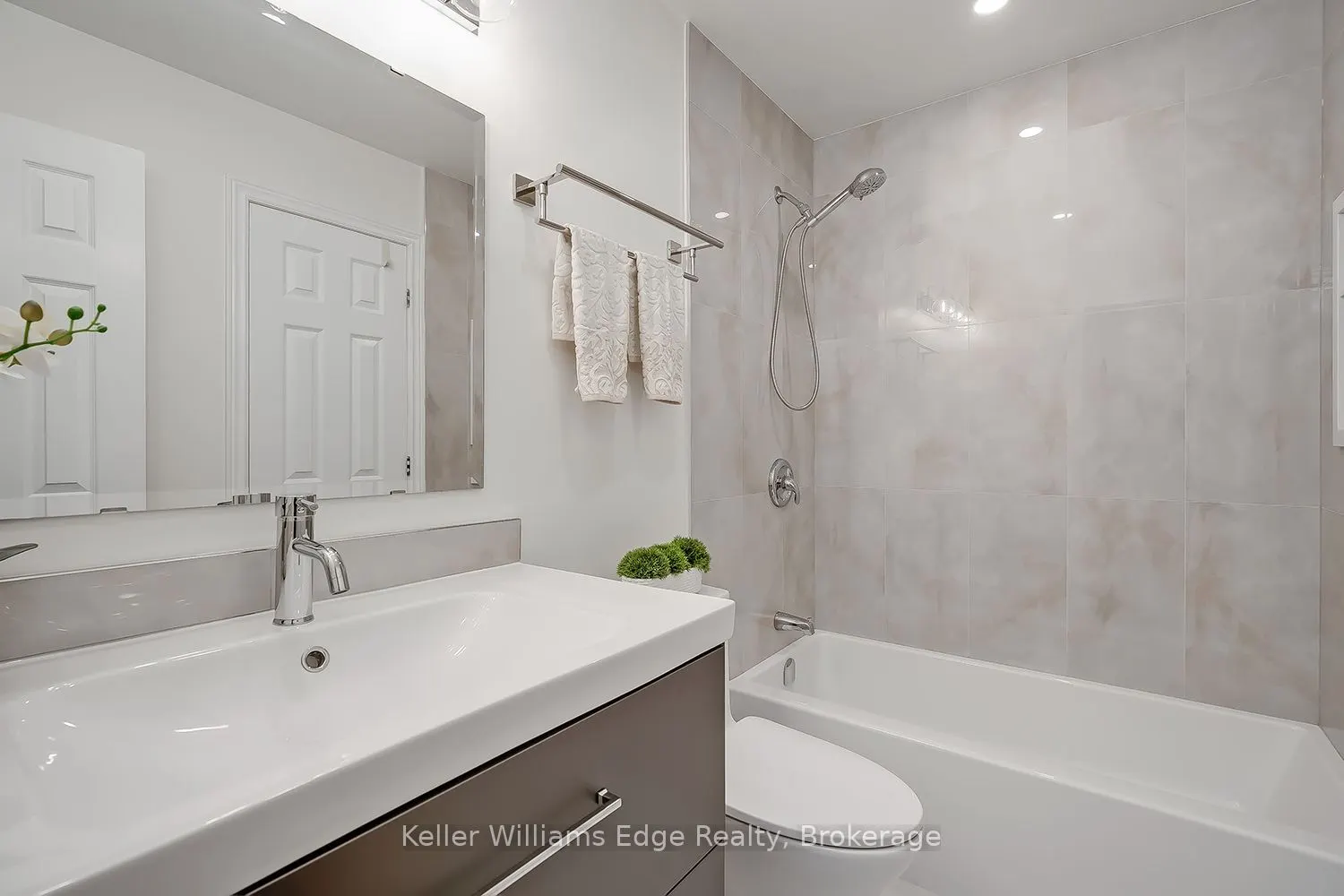 46 Sunnycroft Court W