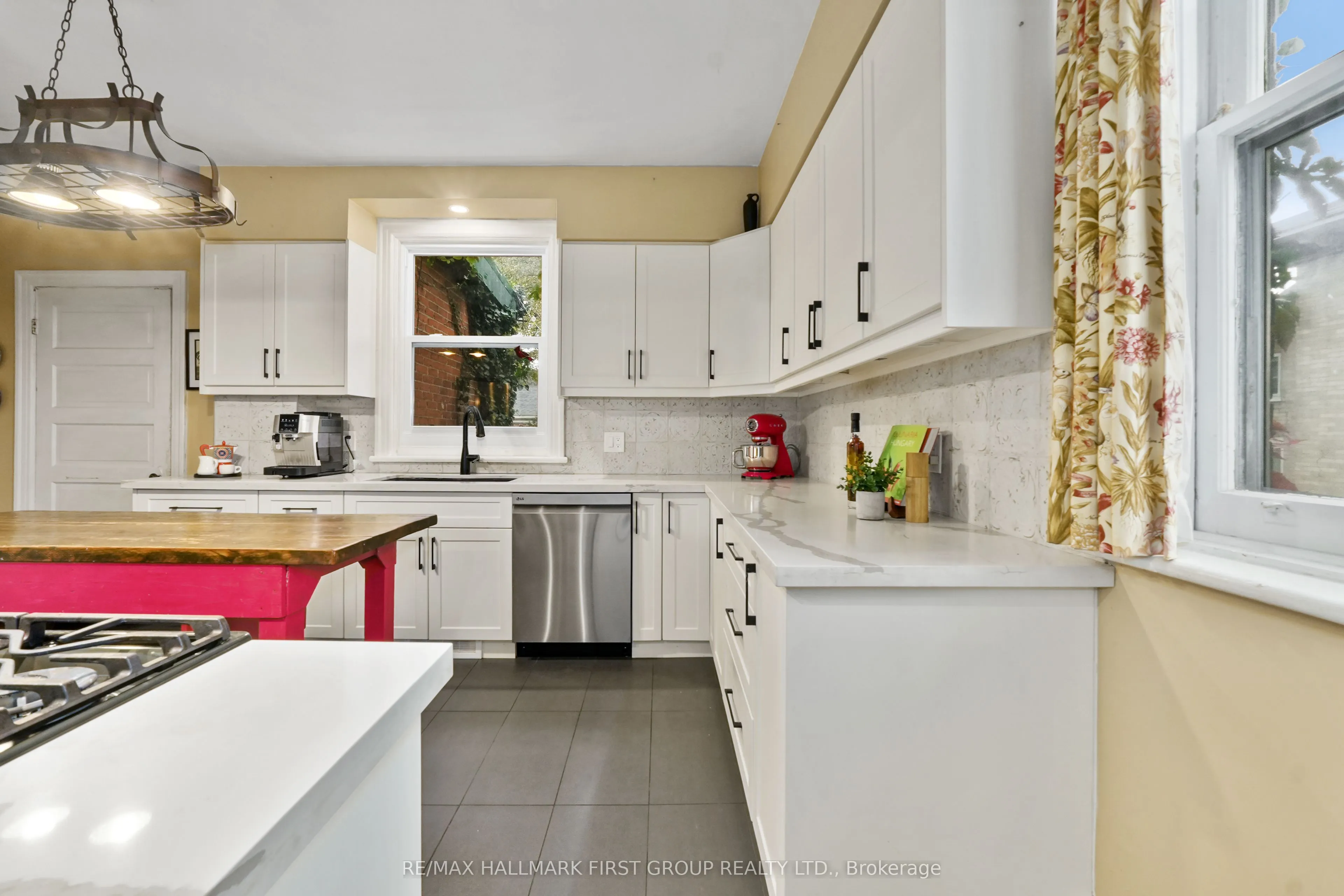 44 James Street W