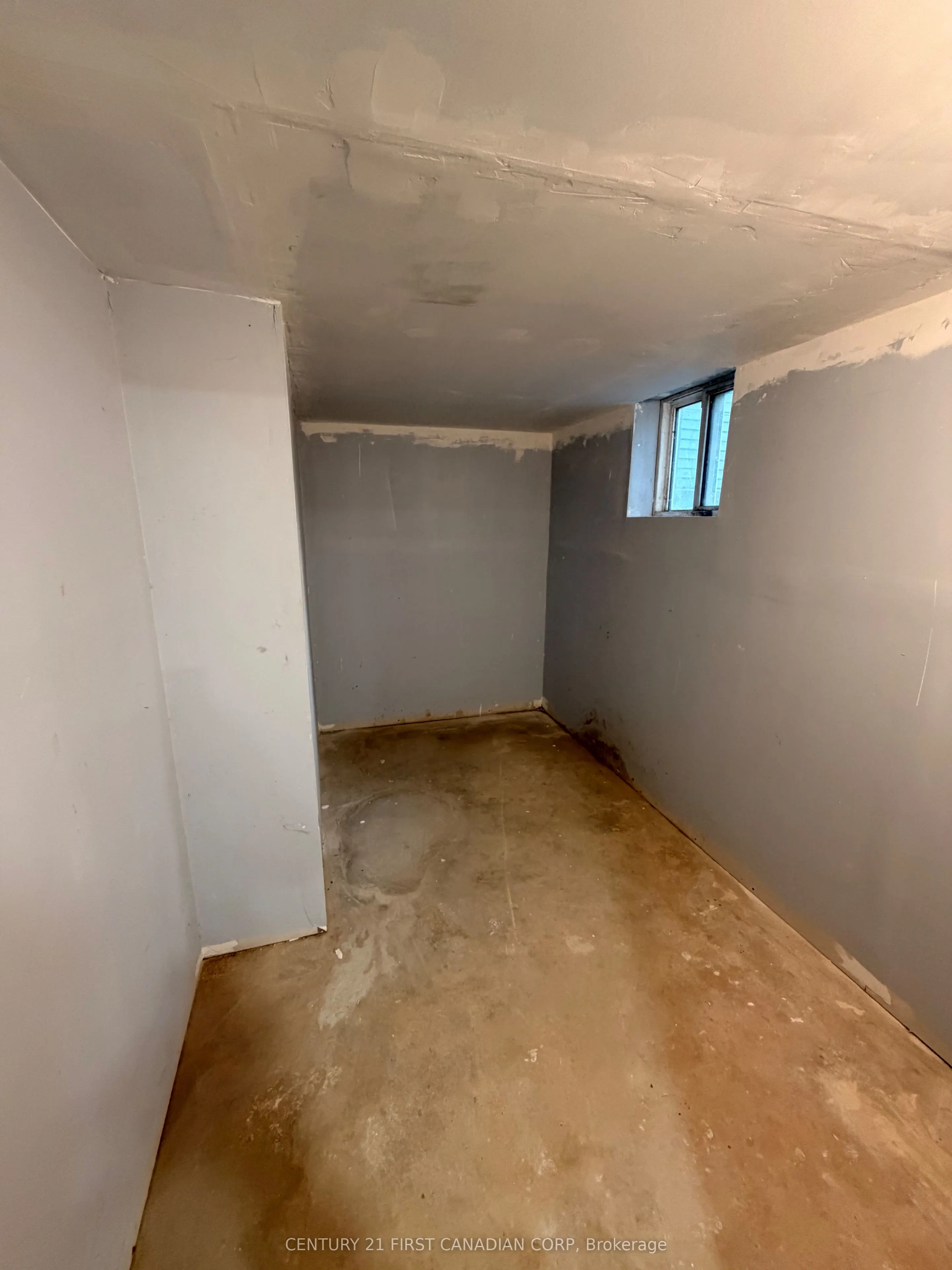31 Adelaide Street S #LOWER