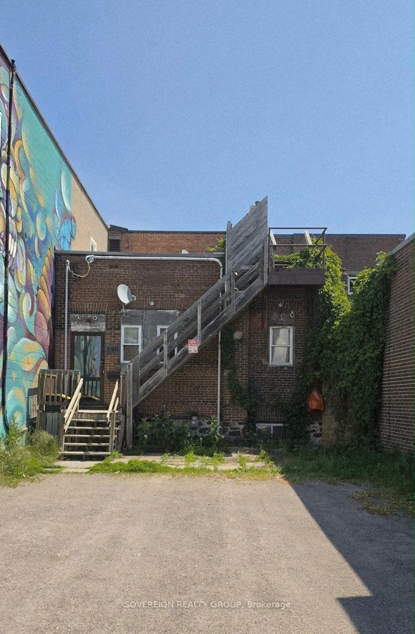 187 Main Street W