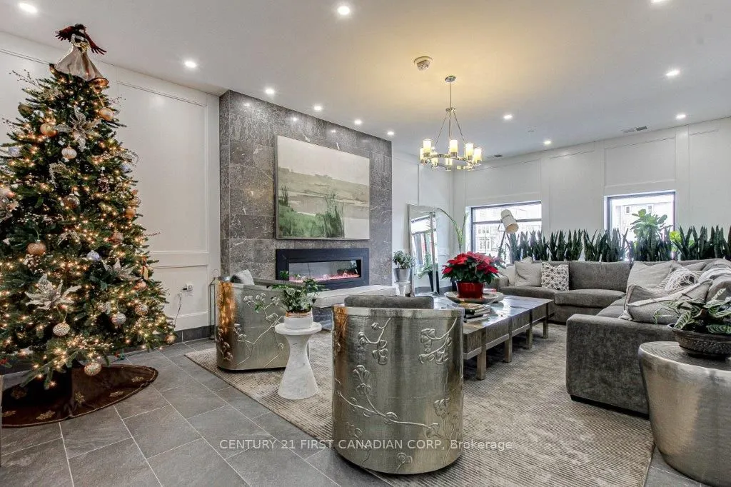 260 Villagewalk Boulevard #914