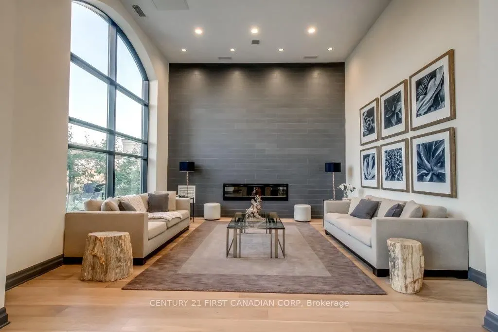 260 Villagewalk Boulevard #914
