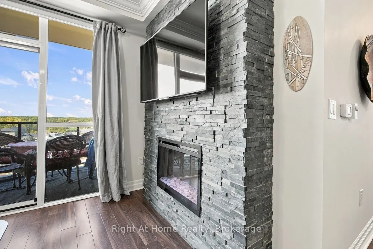 260 Villagewalk Boulevard #612