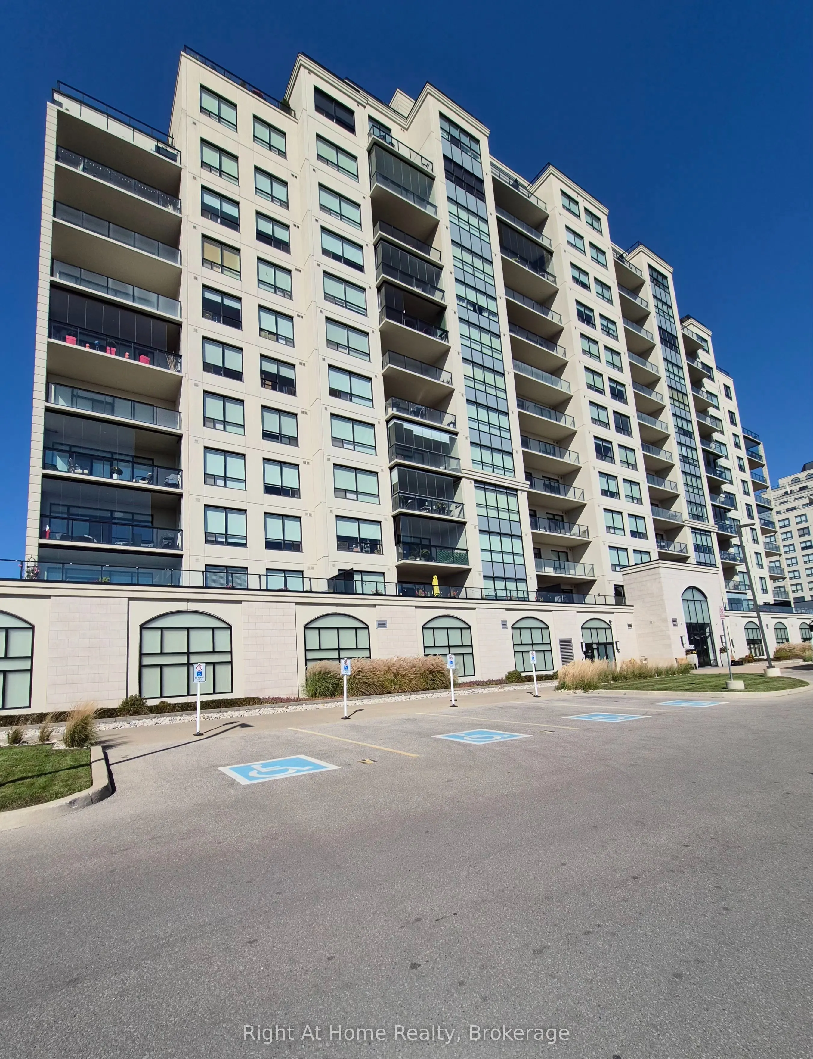 260 Villagewalk Boulevard #612