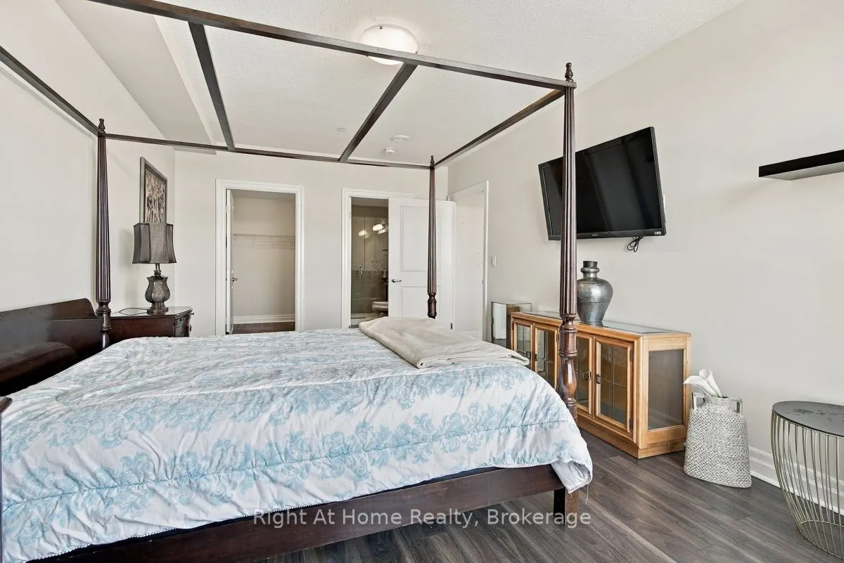 260 Villagewalk Boulevard #612