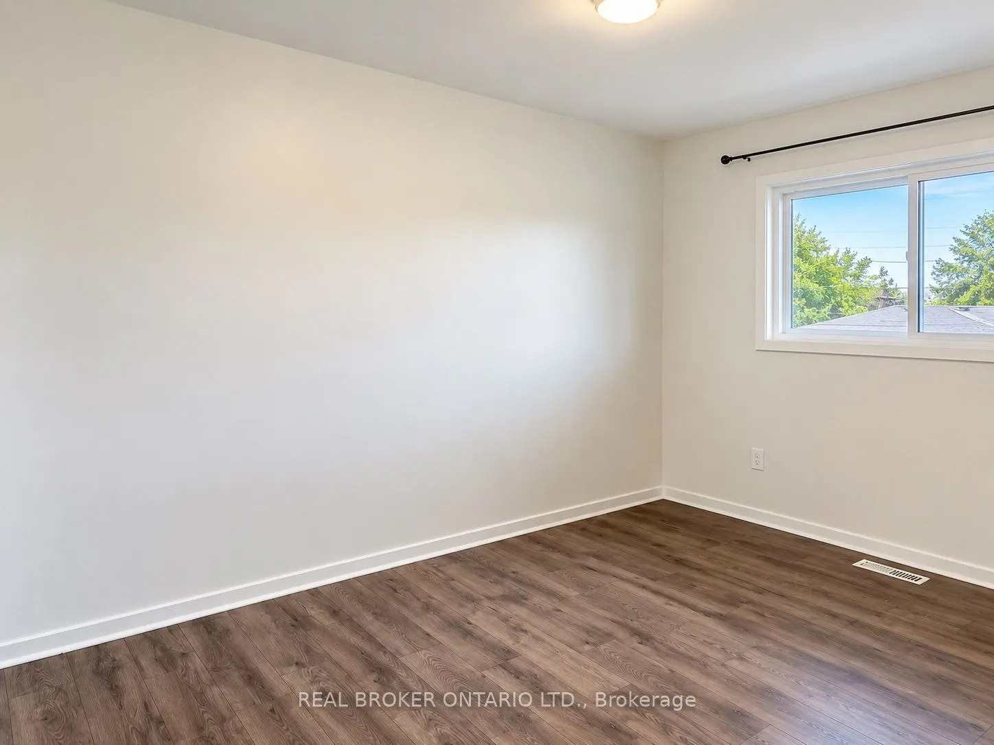 49 Thompson Avenue