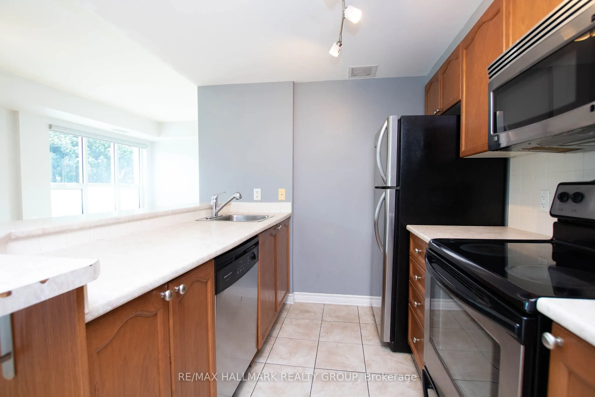 200 Rideau Street #207