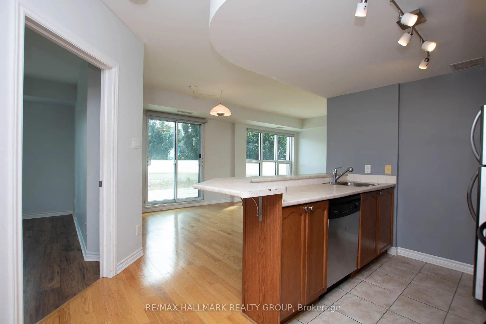 200 Rideau Street #207
