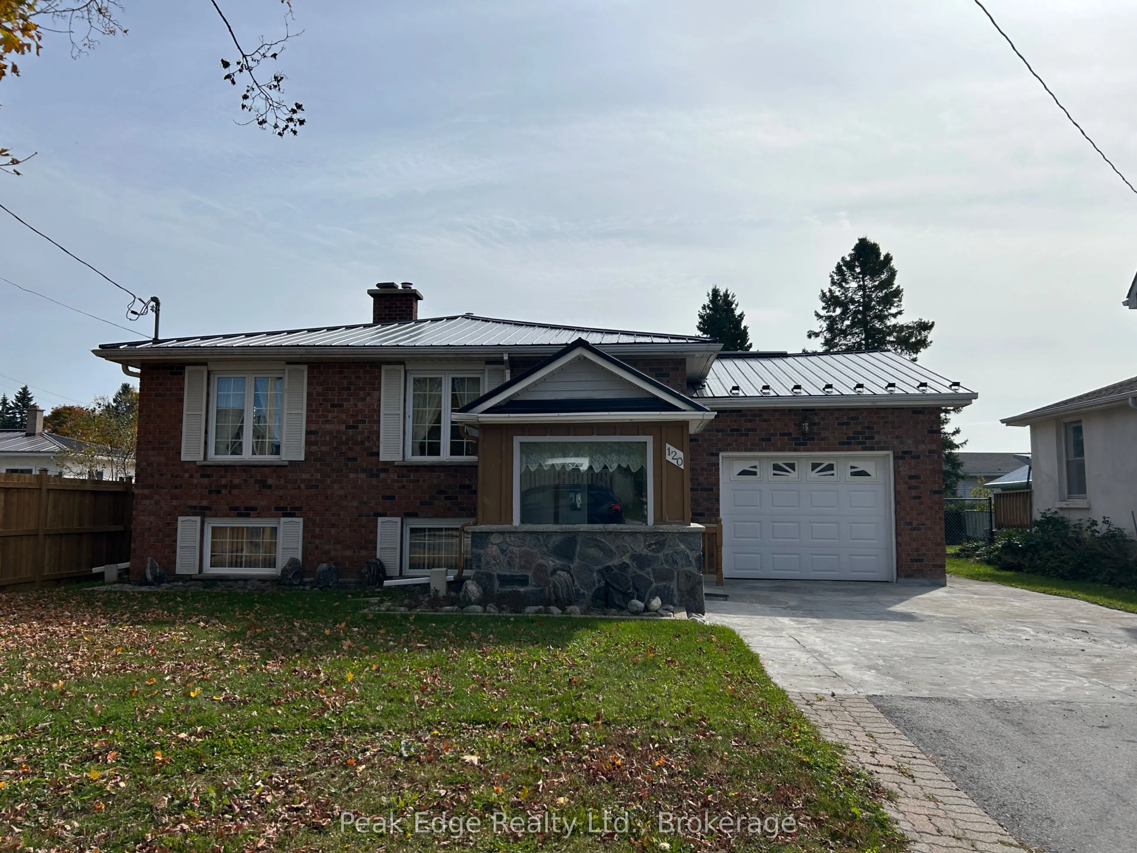 120 VICTORIA Street W