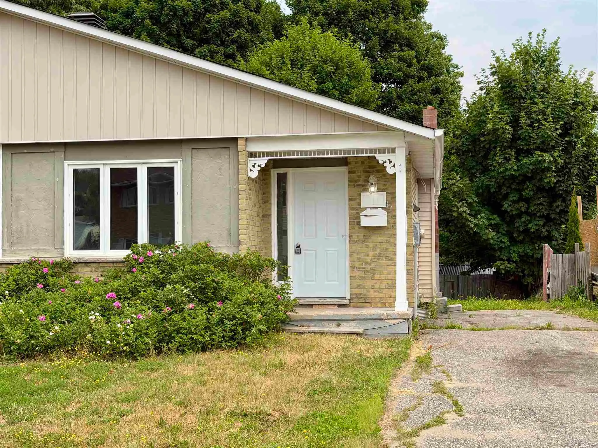 21 LaPrairie Crescent