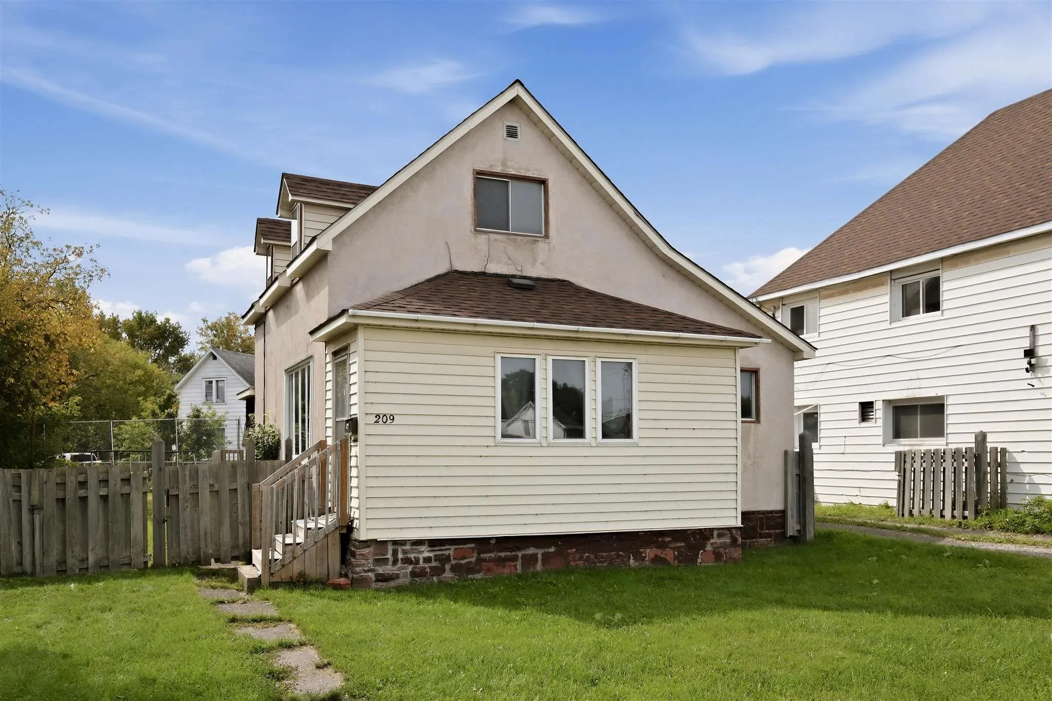 209 Wellington Street W