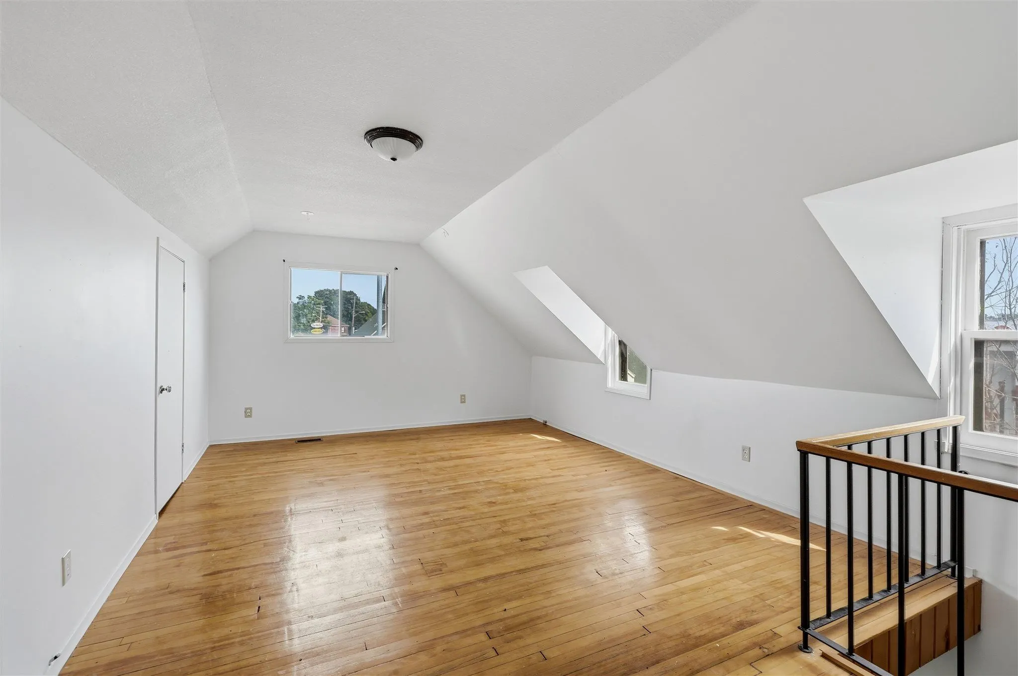 209 Wellington Street W