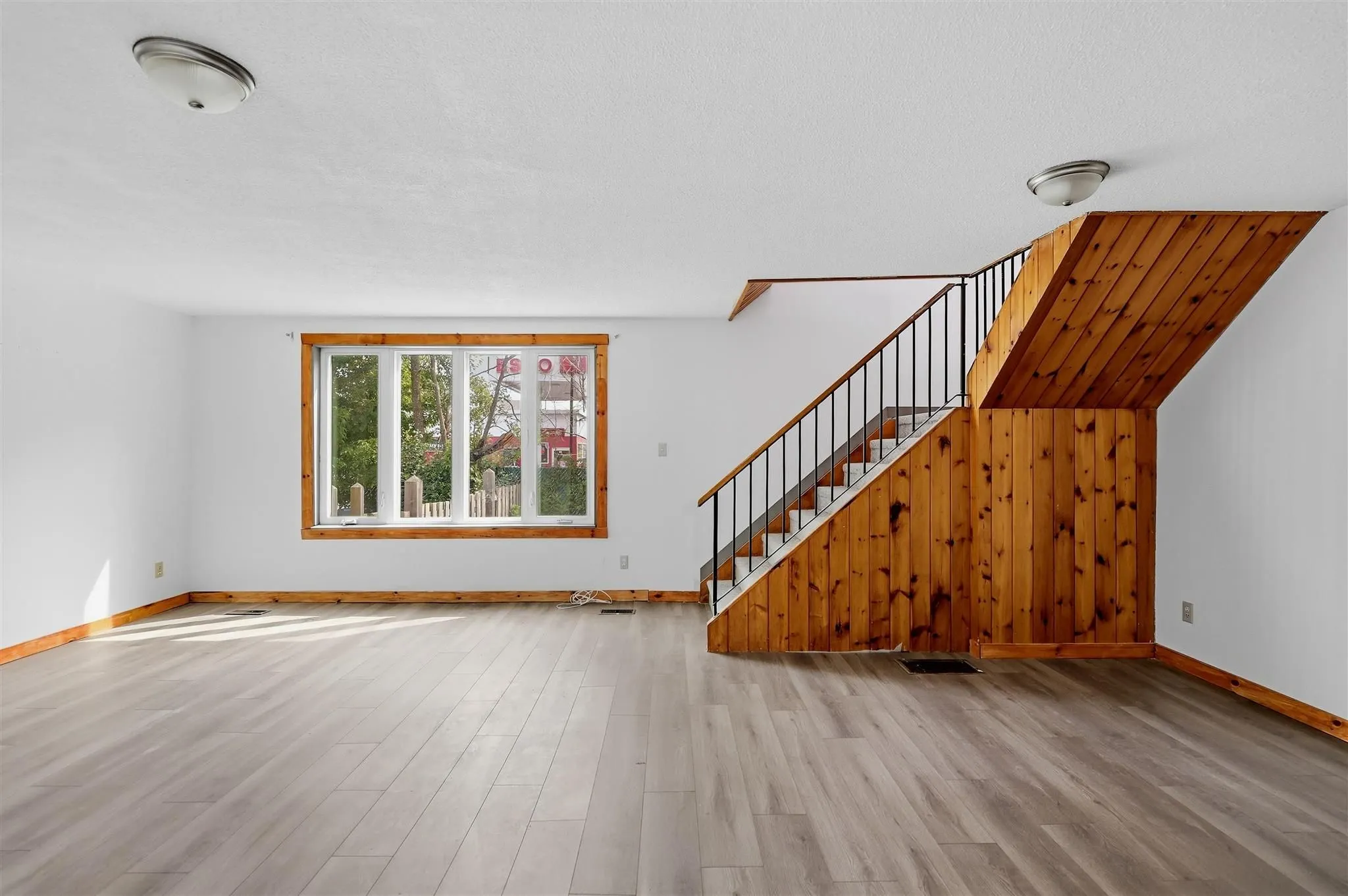 209 Wellington Street W