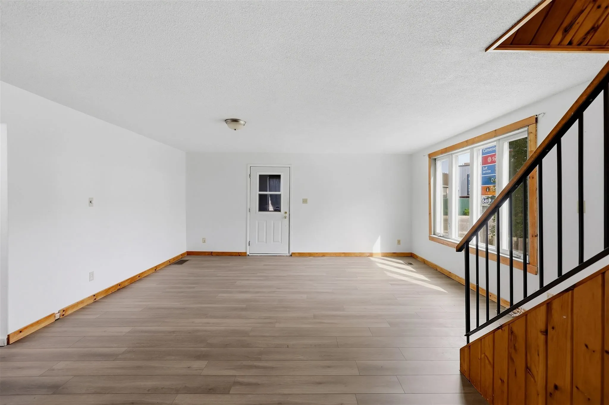 209 Wellington Street W