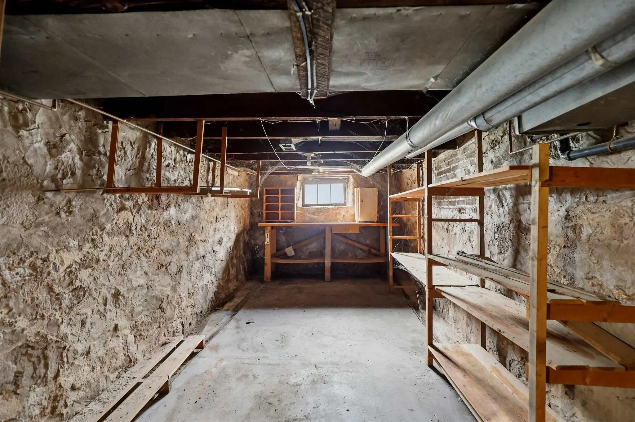 209 Wellington Street W