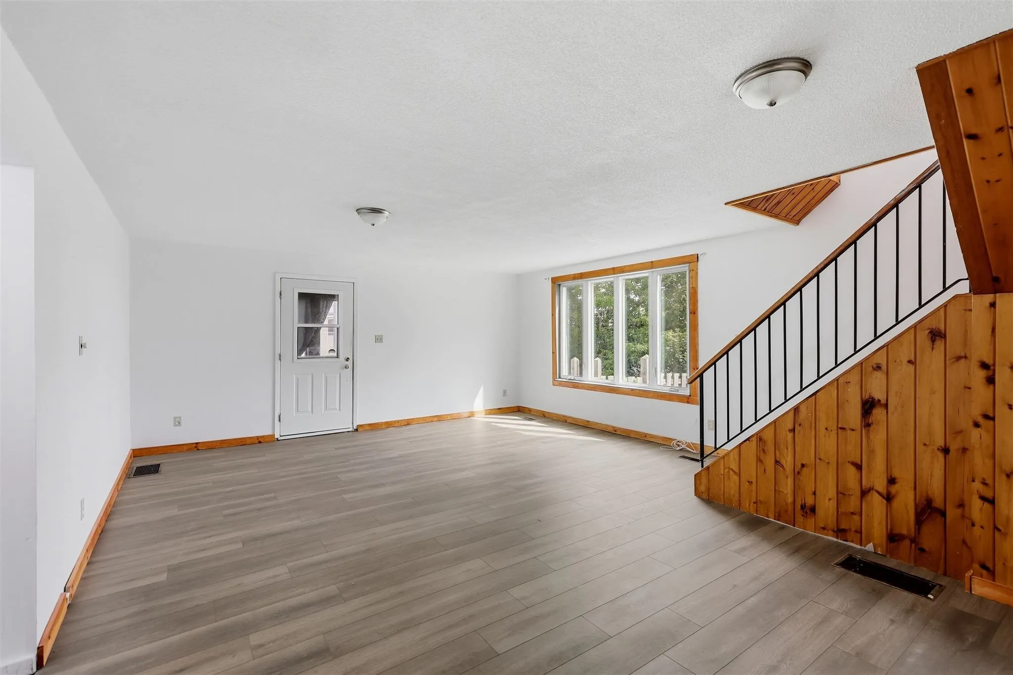 209 Wellington Street W