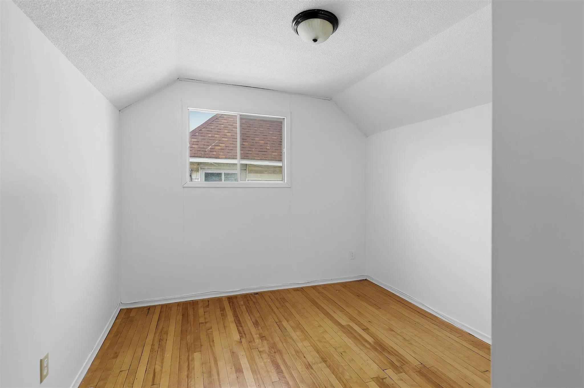 209 Wellington Street W