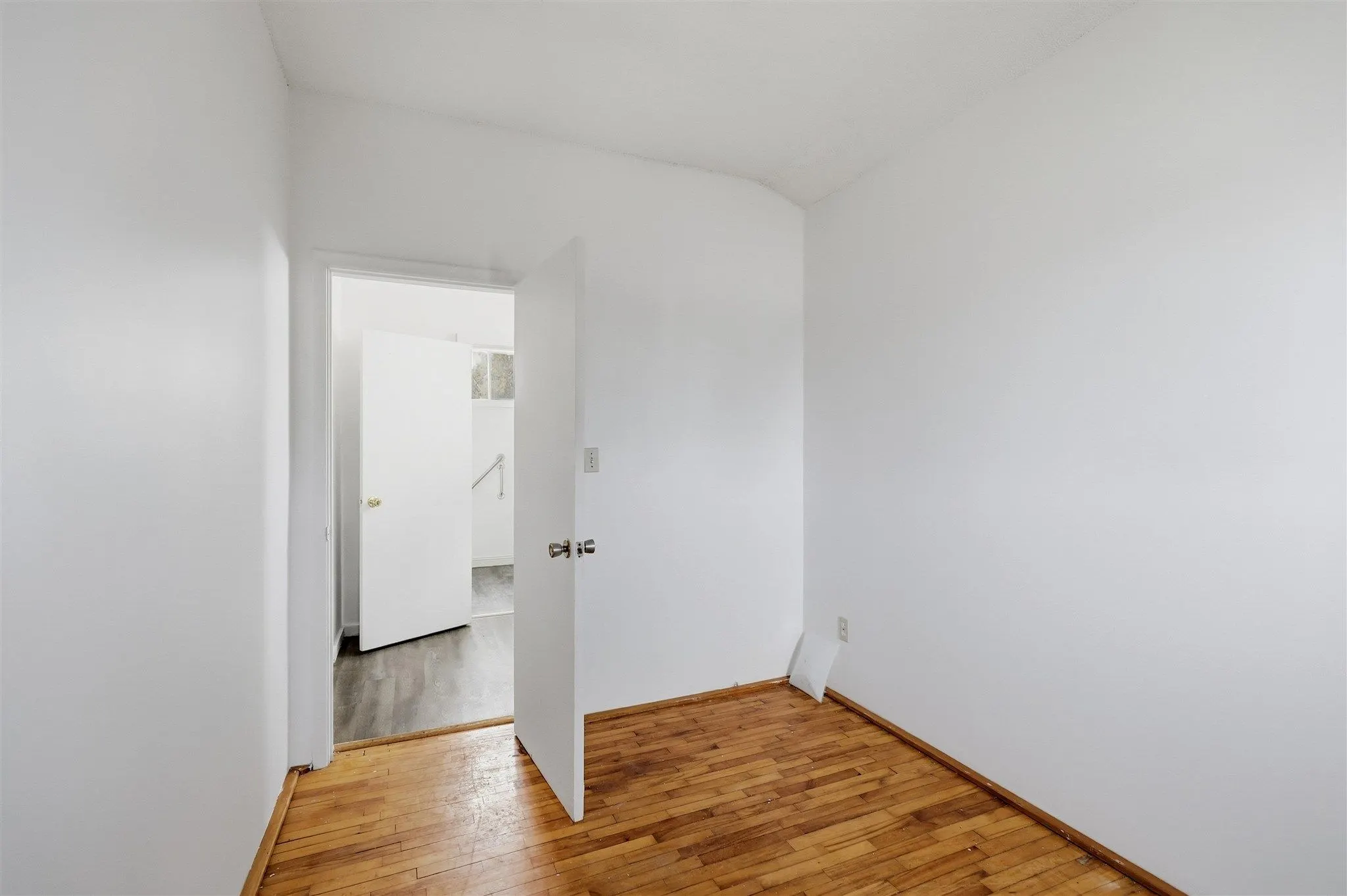 209 Wellington Street W