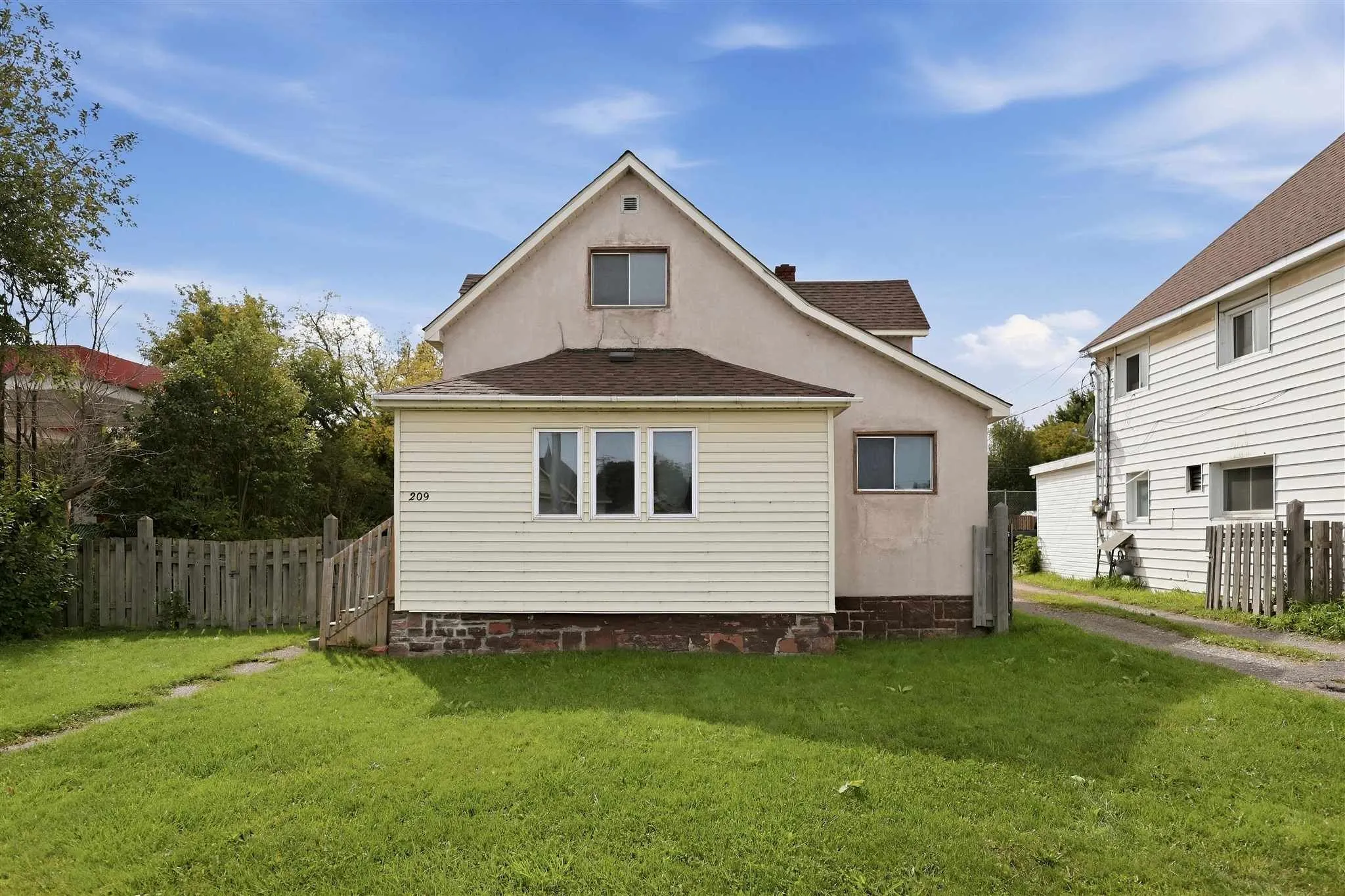 209 Wellington Street W