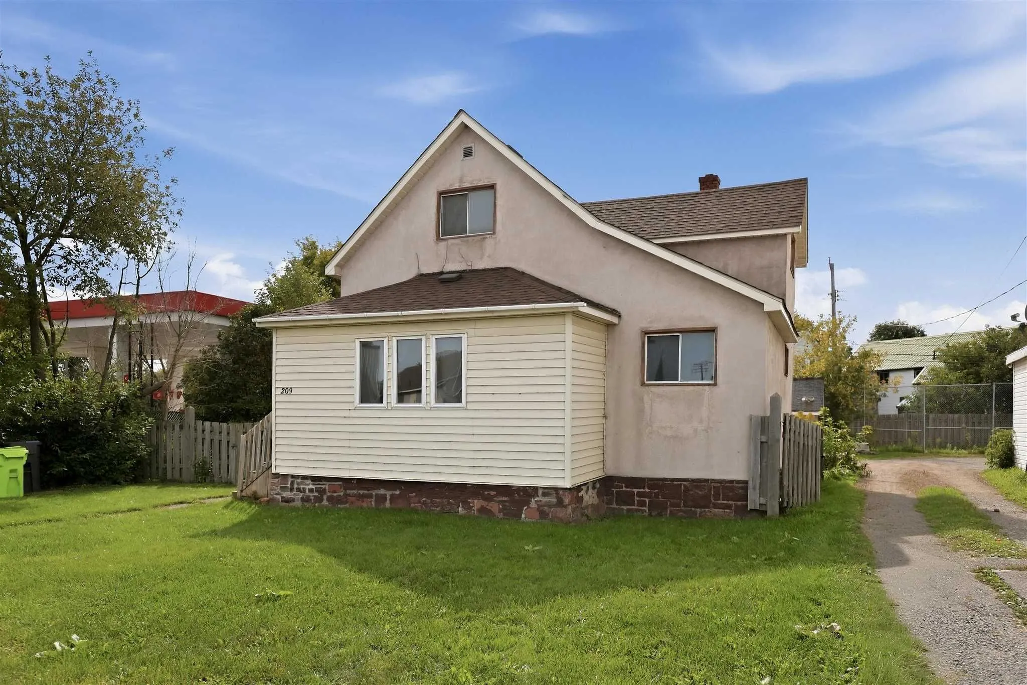 209 Wellington Street W