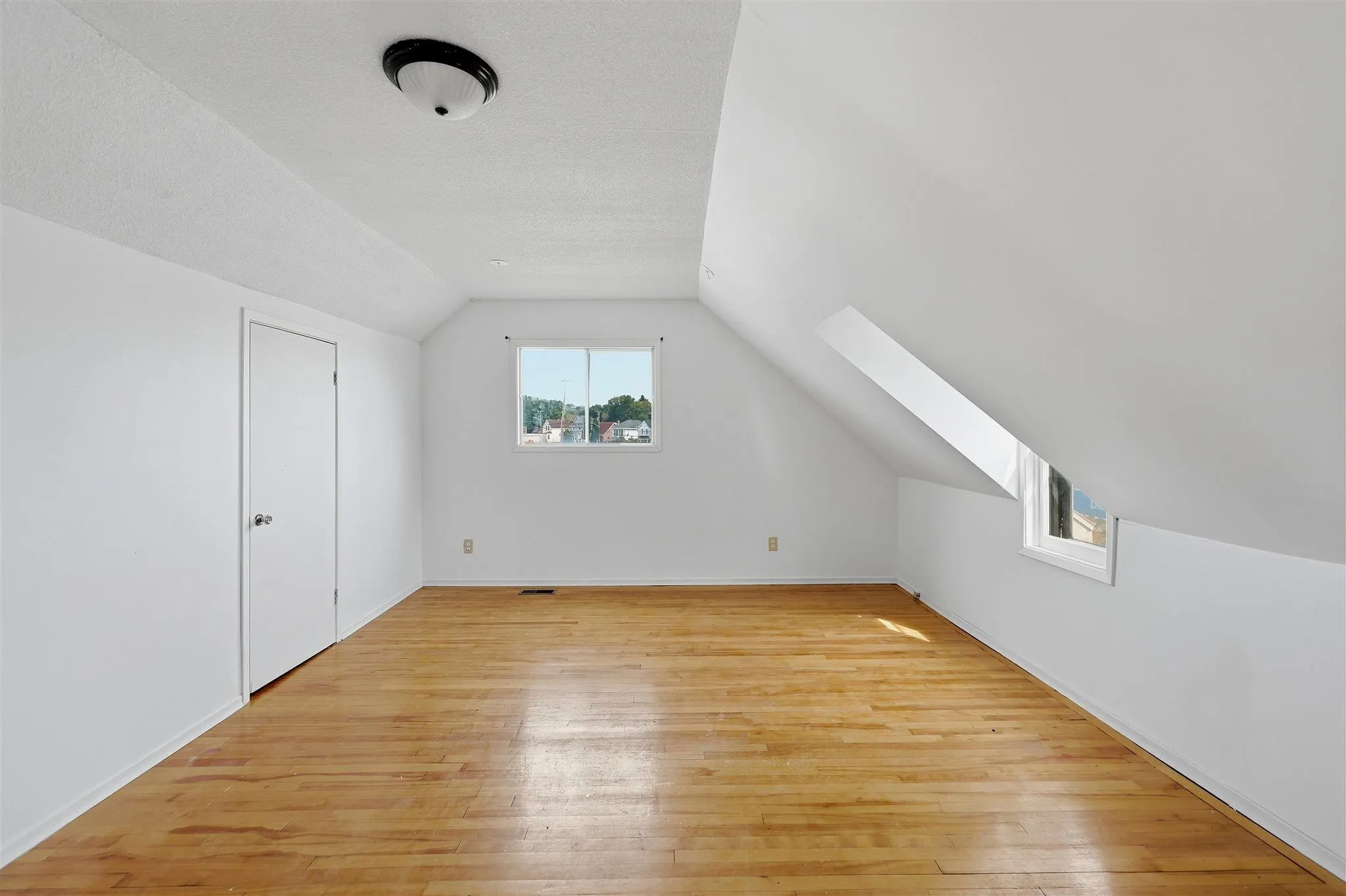 209 Wellington Street W