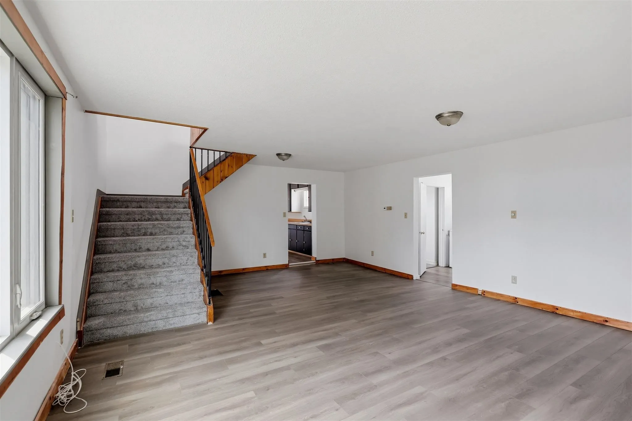 209 Wellington Street W