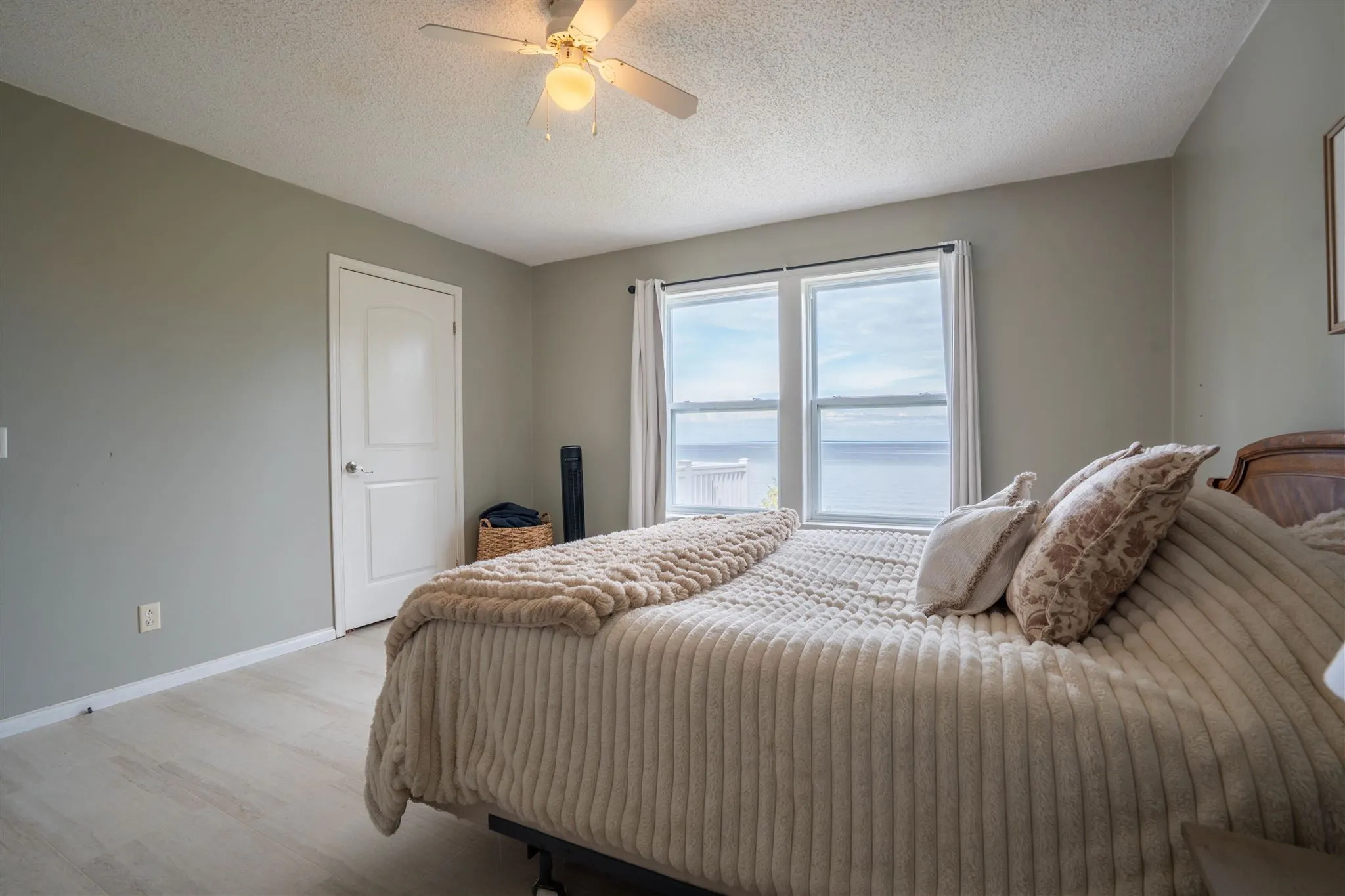 634 Lakeshore Drive